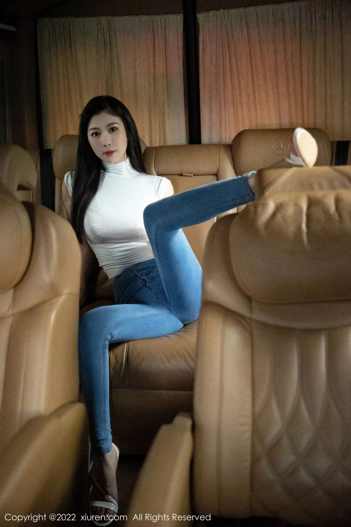 秀人集.com_[XiuRen秀人网]No.5677_模特李雅柔白色紧身上衣配蓝色牛仔裤露浅色内衣高挑迷人写真84P