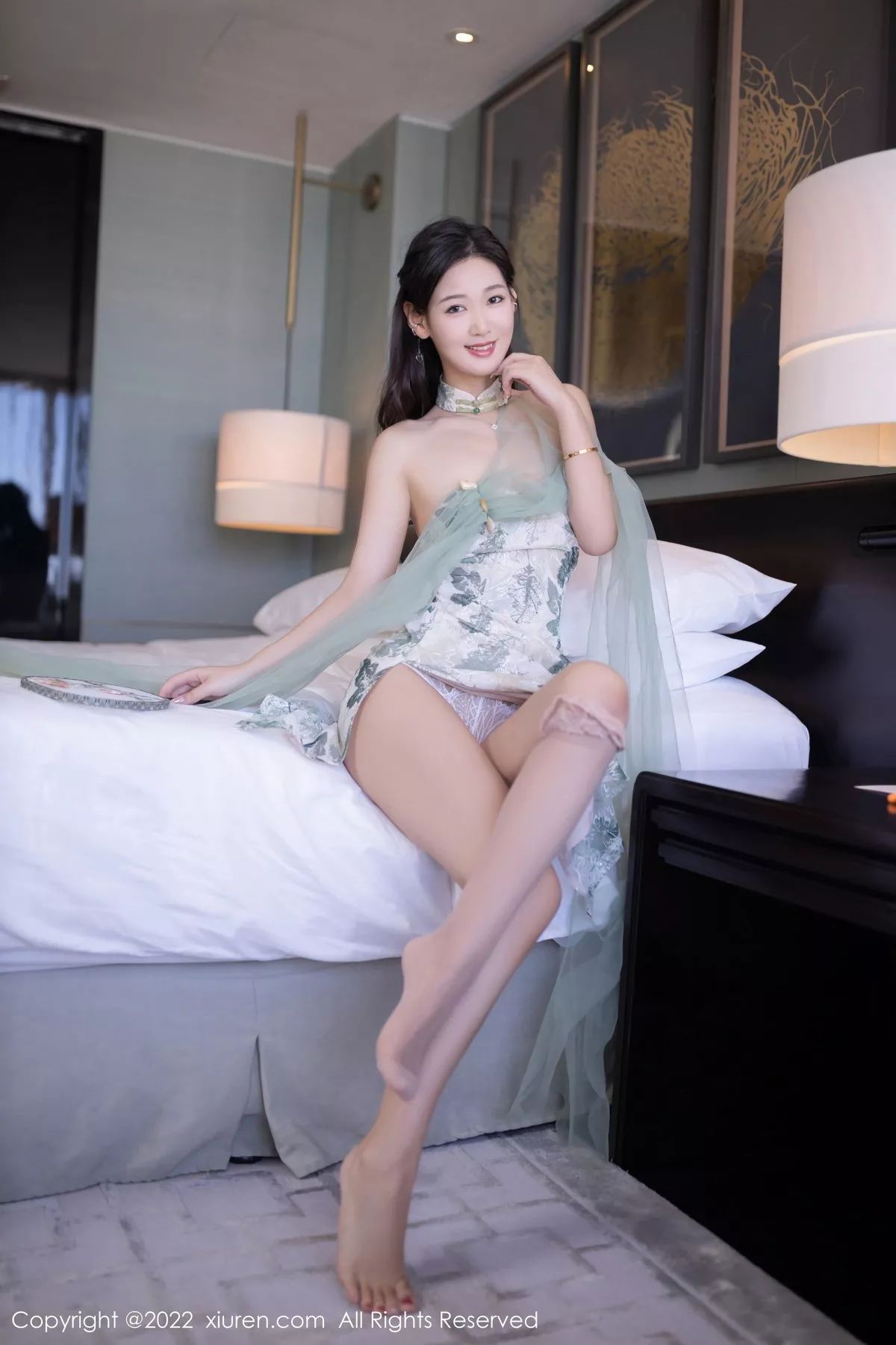 秀人集.com_[XiuRen秀人网]No.5680_模特唐安琪性感浅色带图案旗袍配超薄肉丝秀曼妙身姿诱惑写真80P