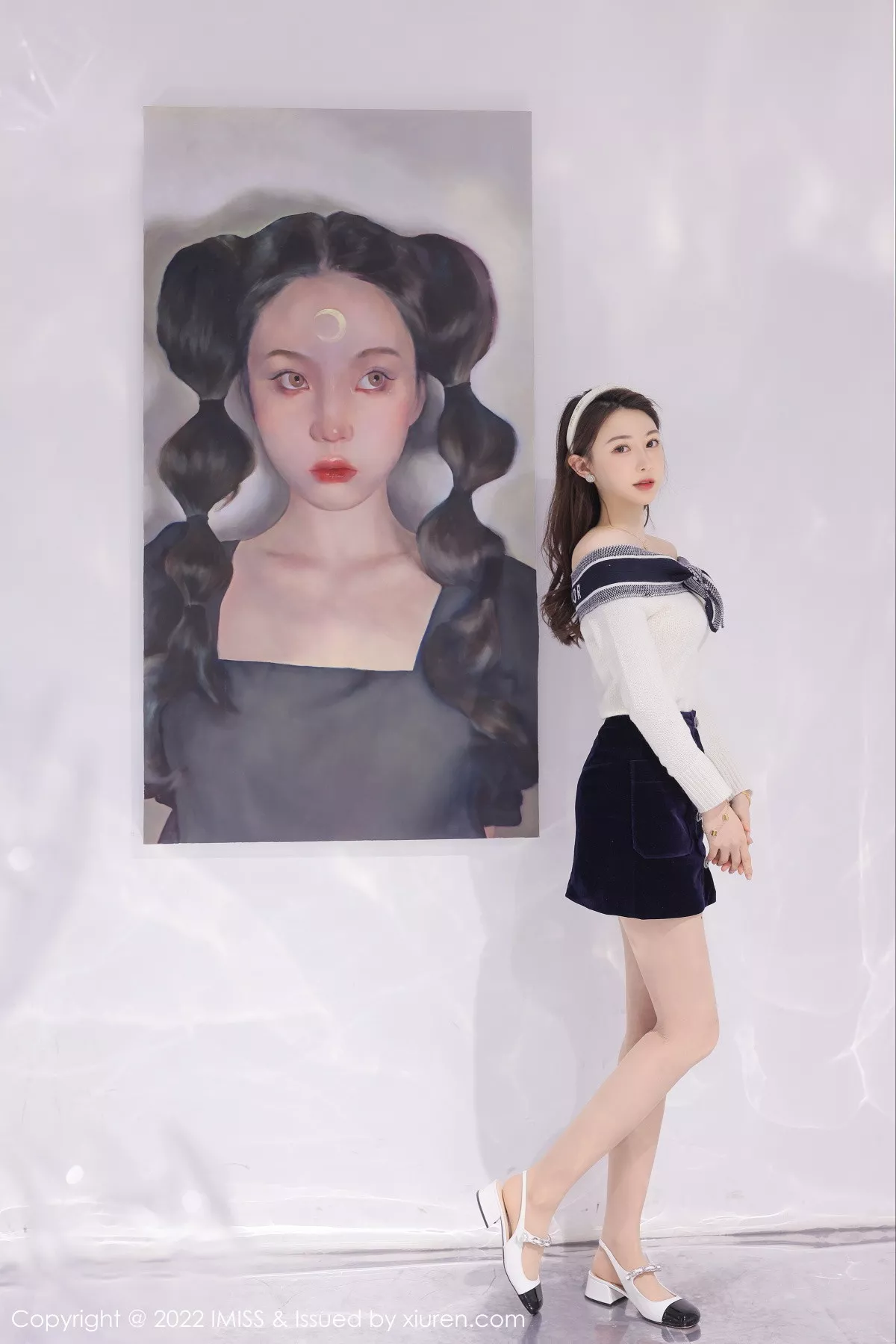 秀人集.com_[IMISS爱蜜社]Vol.704_气质女神Lynn刘奕宁艺术工作室低胸服饰配黑短裙性感迷人写真22P