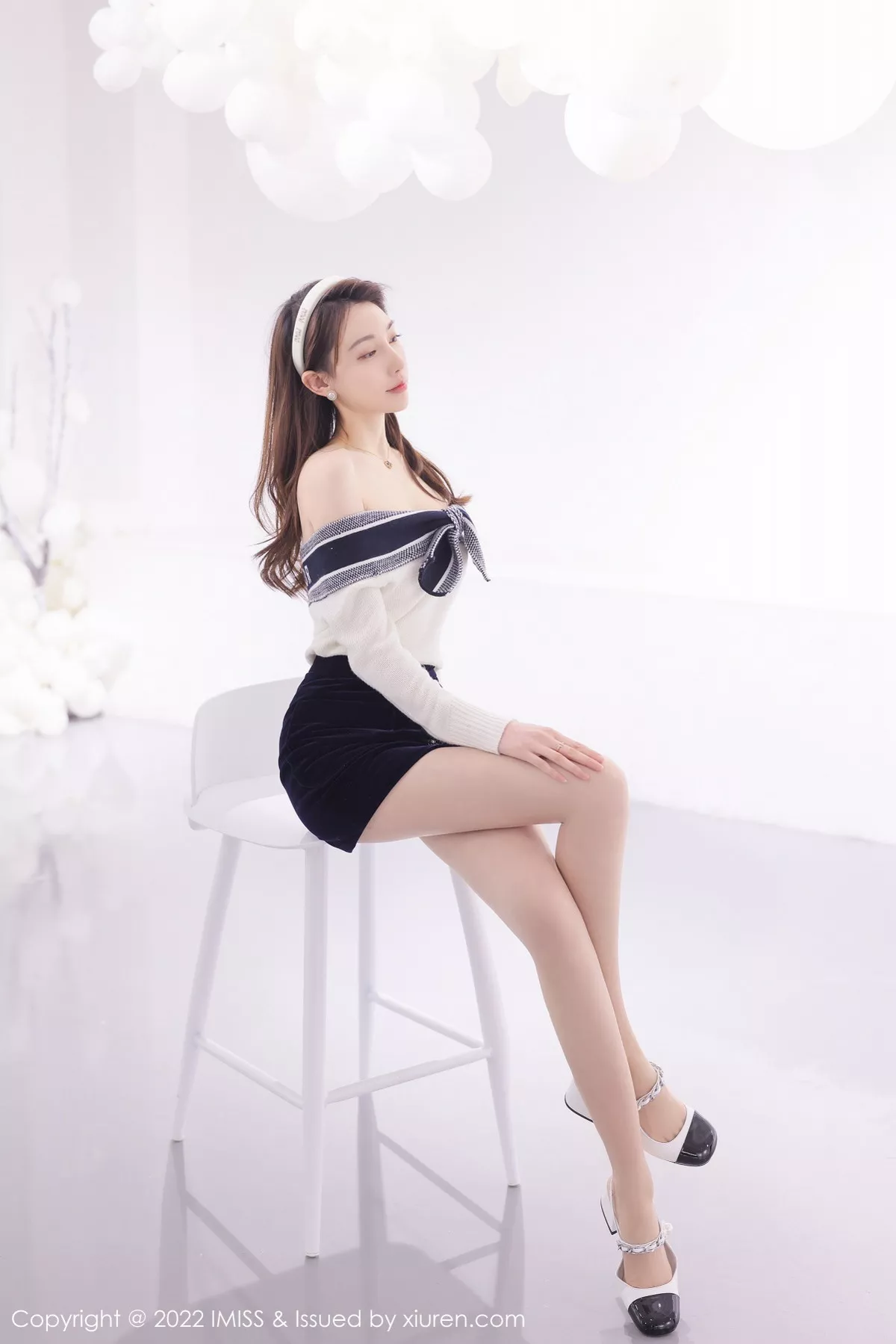 秀人集.com_[IMISS爱蜜社]Vol.704_气质女神Lynn刘奕宁艺术工作室低胸服饰配黑短裙性感迷人写真22P