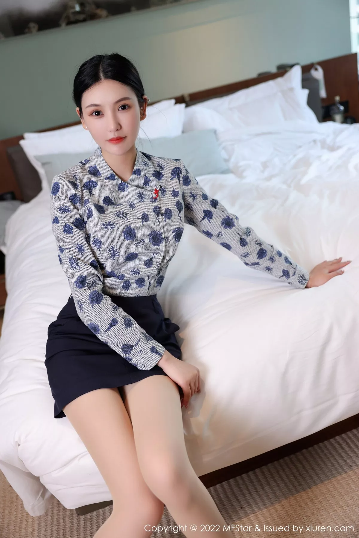 秀人集.com_[MFStar模范学院]Vol.569_新人模特Ai西西里性感空姐制服配黑短裙露超薄肉丝迷人诱惑写真43P