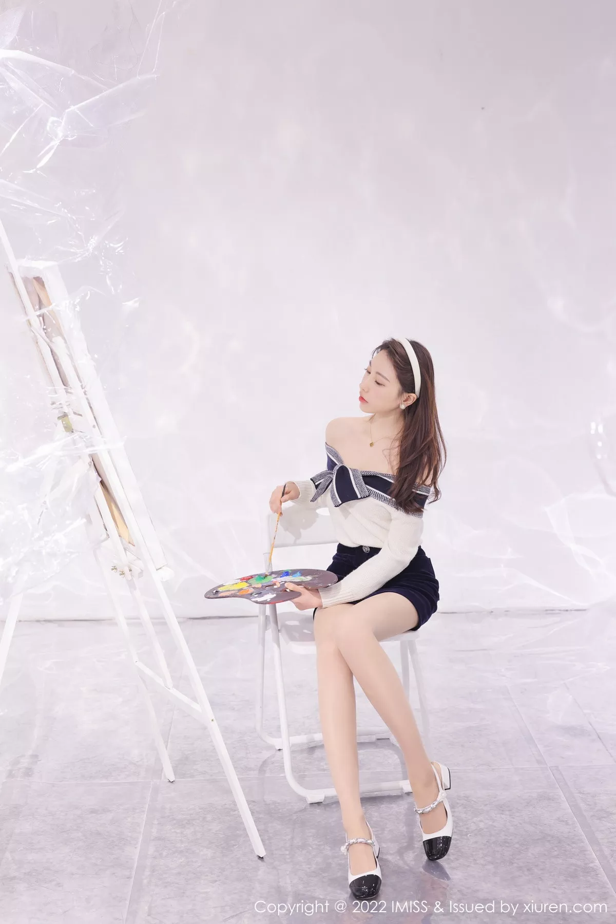 秀人集.com_[IMISS爱蜜社]Vol.704_气质女神Lynn刘奕宁艺术工作室低胸服饰配黑短裙性感迷人写真22P