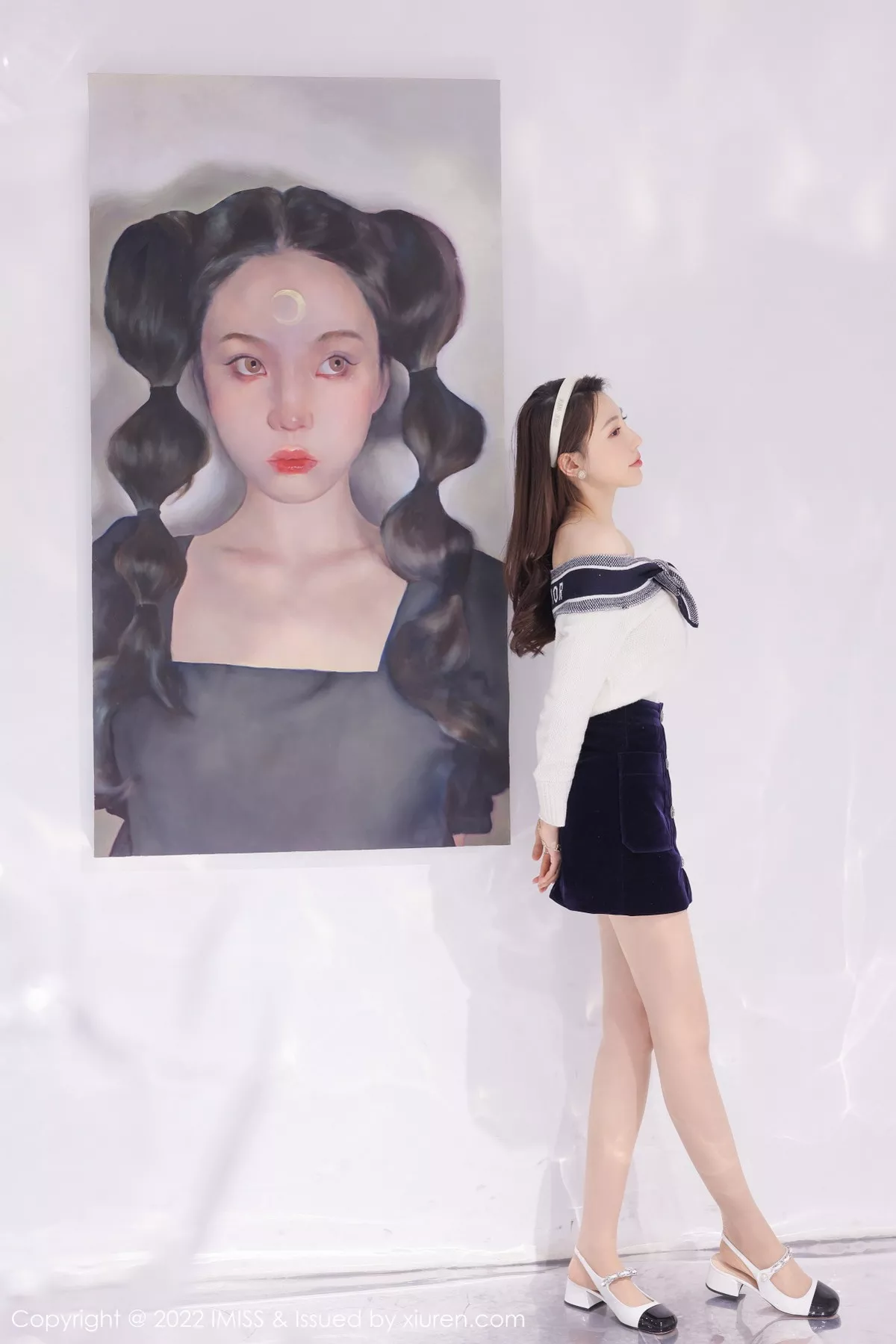 秀人集.com_[IMISS爱蜜社]Vol.704_气质女神Lynn刘奕宁艺术工作室低胸服饰配黑短裙性感迷人写真22P