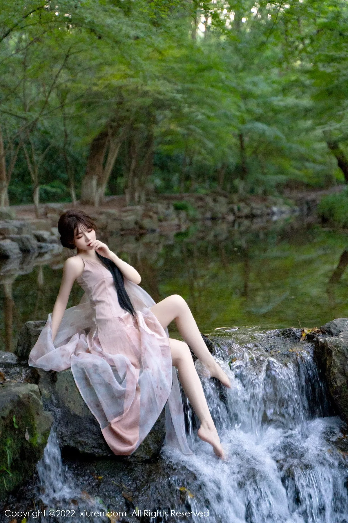 秀人集.com_[XiuRen秀人网]No.5690_模特婠婠么户外拍摄性感淡紫色吊带裙秀曼妙身材靓丽迷人写真81P