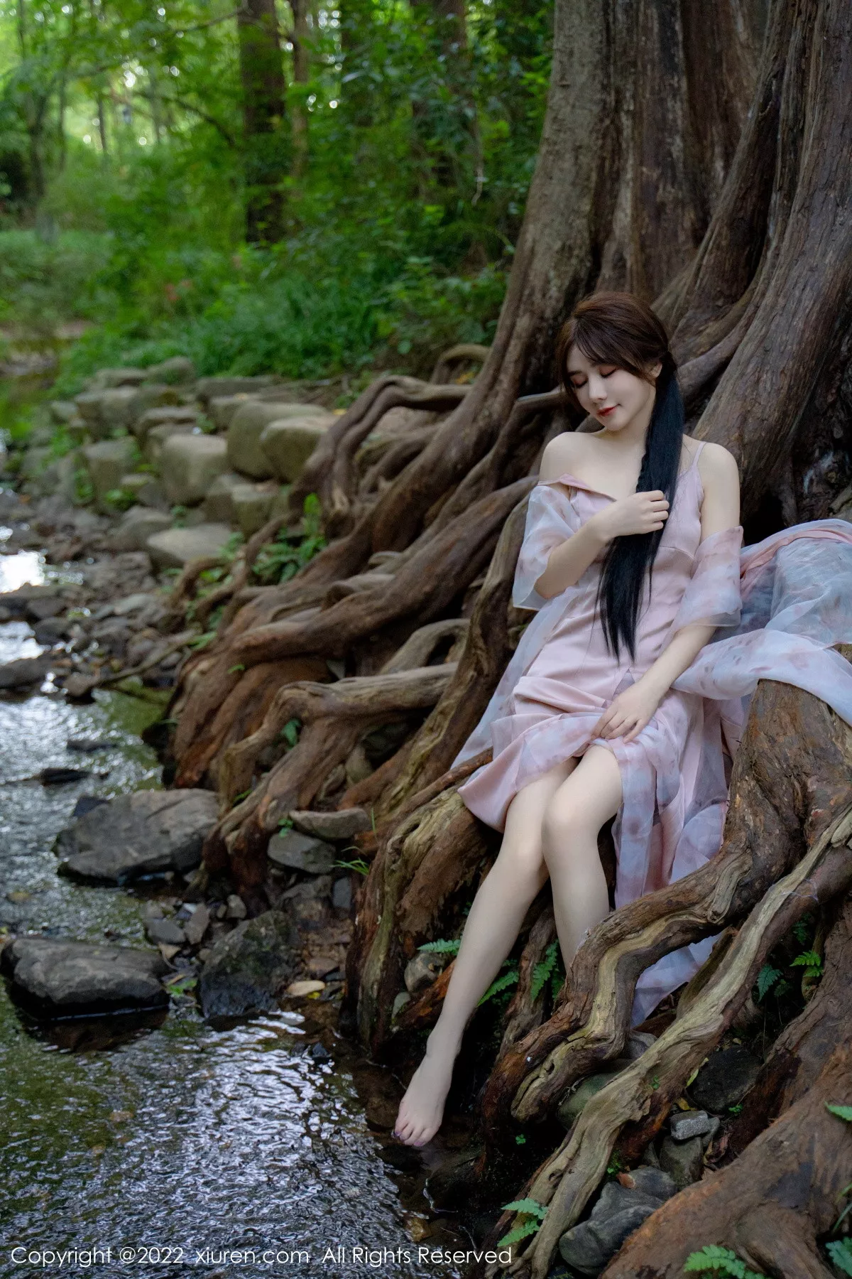 秀人集.com_[XiuRen秀人网]No.5690_模特婠婠么户外拍摄性感淡紫色吊带裙秀曼妙身材靓丽迷人写真81P