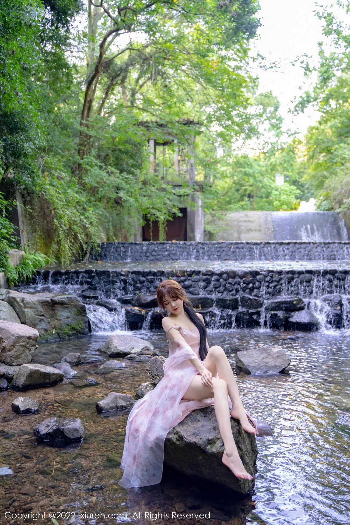 秀人集.com_[XiuRen秀人网]No.5690_模特婠婠么户外拍摄性感淡紫色吊带裙秀曼妙身材靓丽迷人写真81P