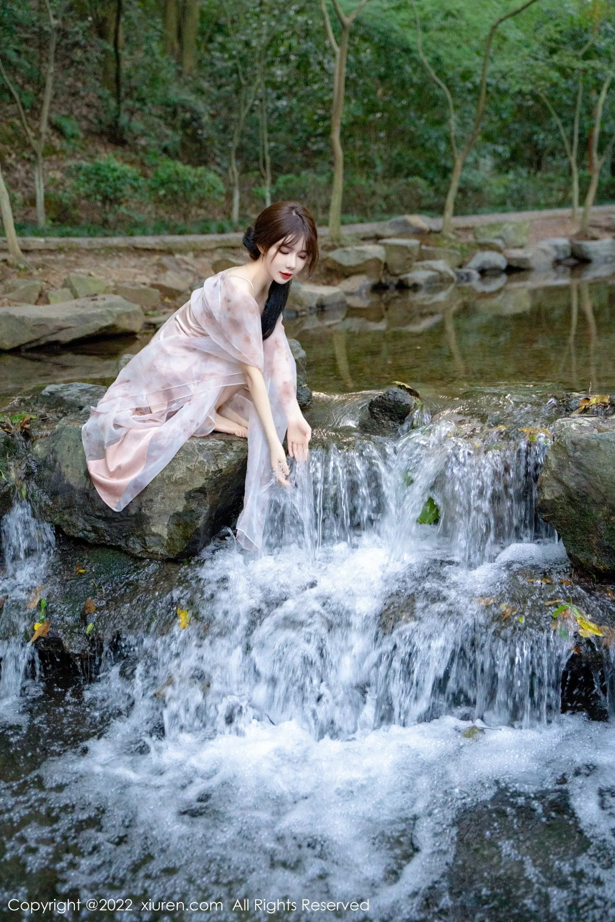 秀人集.com_[XiuRen秀人网]No.5690_模特婠婠么户外拍摄性感淡紫色吊带裙秀曼妙身材靓丽迷人写真81P