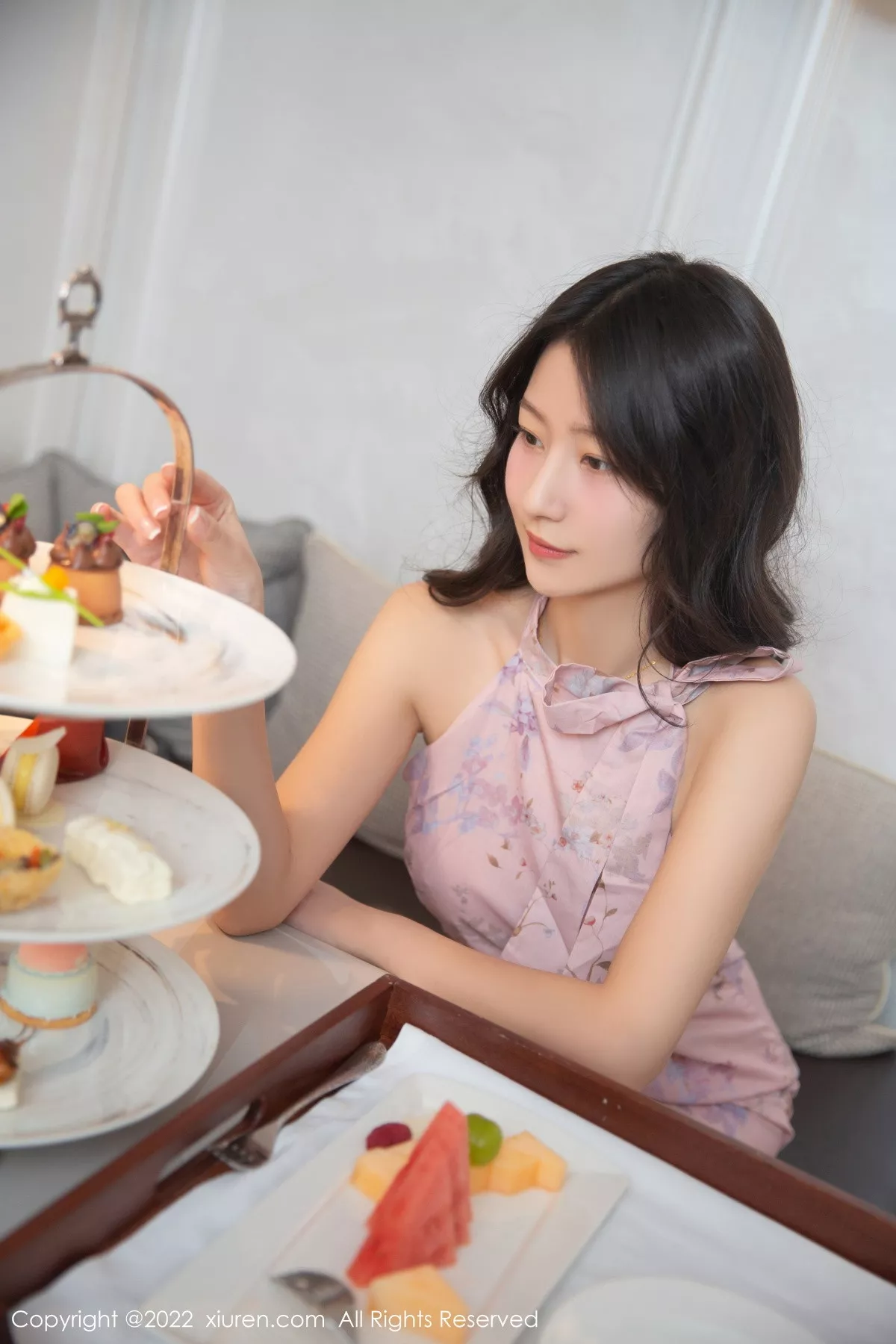 秀人集.com_[XiuRen秀人网]No.5735_模特熊小诺北京旅拍下午茶主题粉灰连衣裙配原色丝袜诱惑写真78P