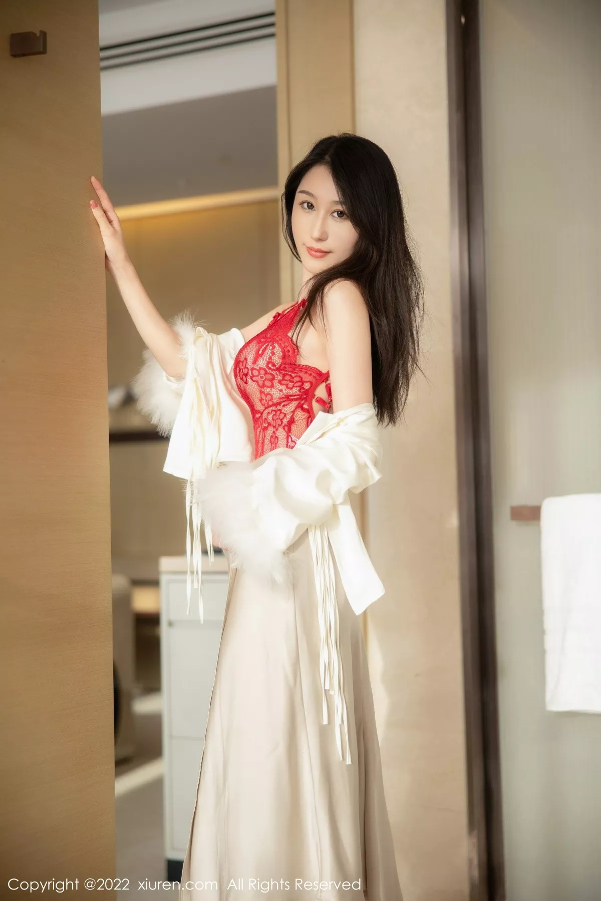 秀人集.com_[XiuRen秀人网]No.5734_新人模特薇薇酱都市丽人脱白色套装露红色蕾丝内衣撩人诱惑写真87P