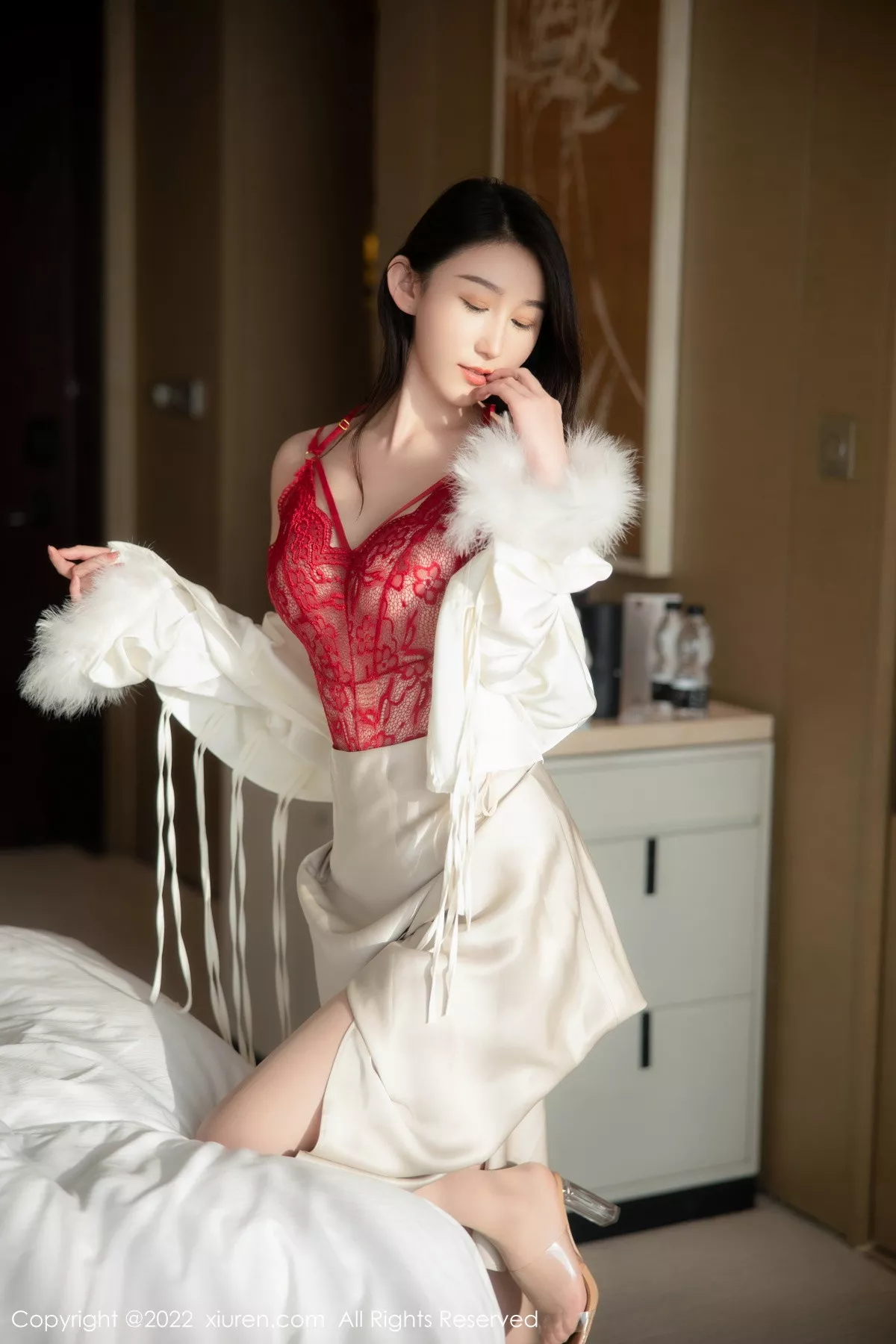 秀人集.com_[XiuRen秀人网]No.5734_新人模特薇薇酱都市丽人脱白色套装露红色蕾丝内衣撩人诱惑写真87P
