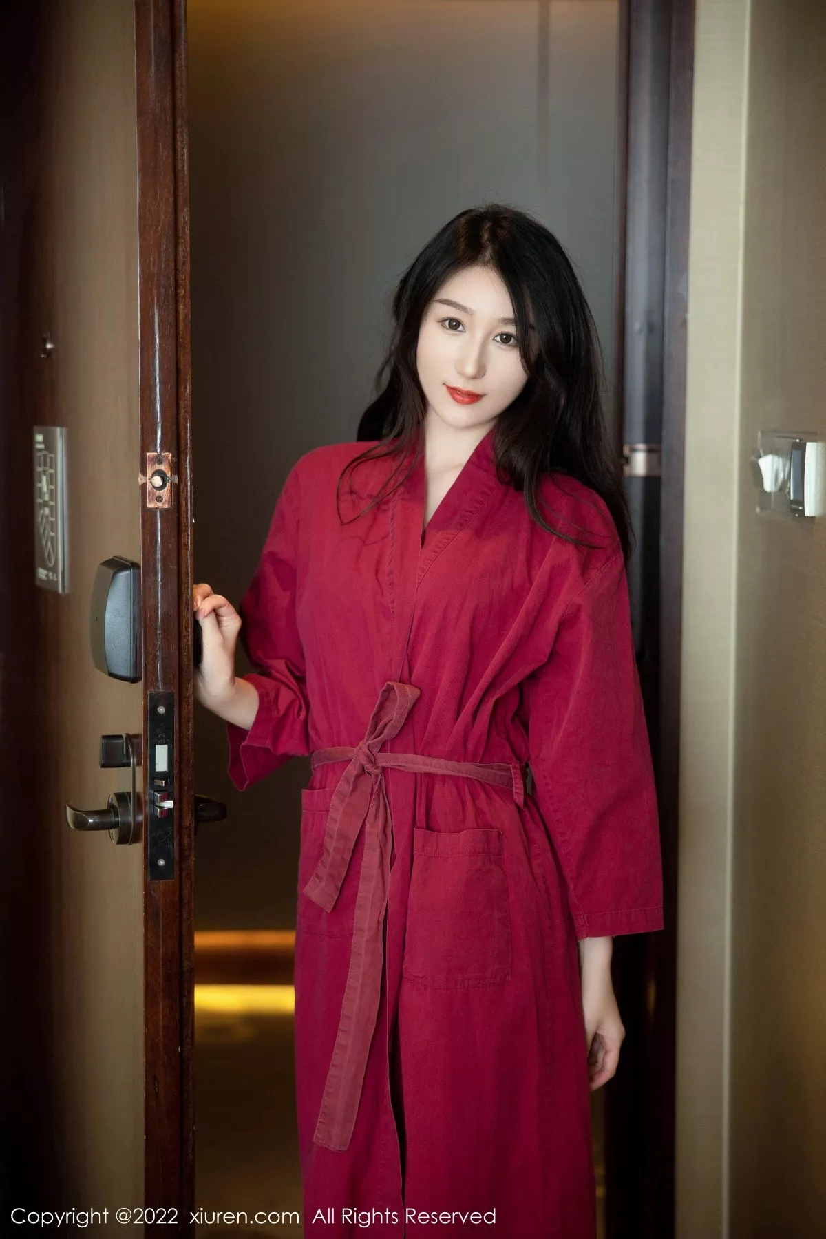 秀人集.com_[XiuRen秀人网]No.5624_新人模特薇薇酱私房性感红色浴袍露黑色蕾丝内衣完美诱惑写真80P