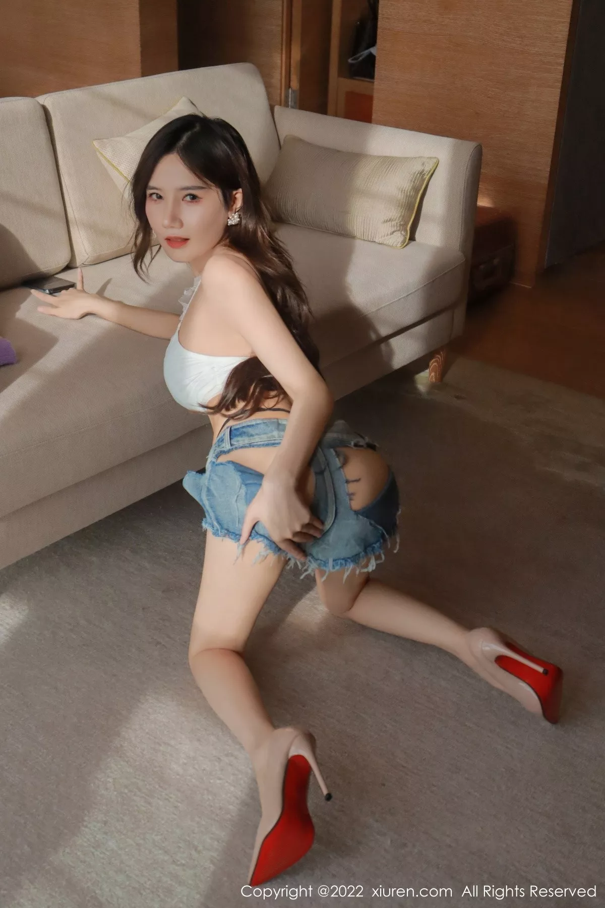 秀人集.com_[XiuRen秀人网]No.5627_模特古月小同学香格里拉旅拍脱牛仔短裤露性感白色内衣诱惑写真52P