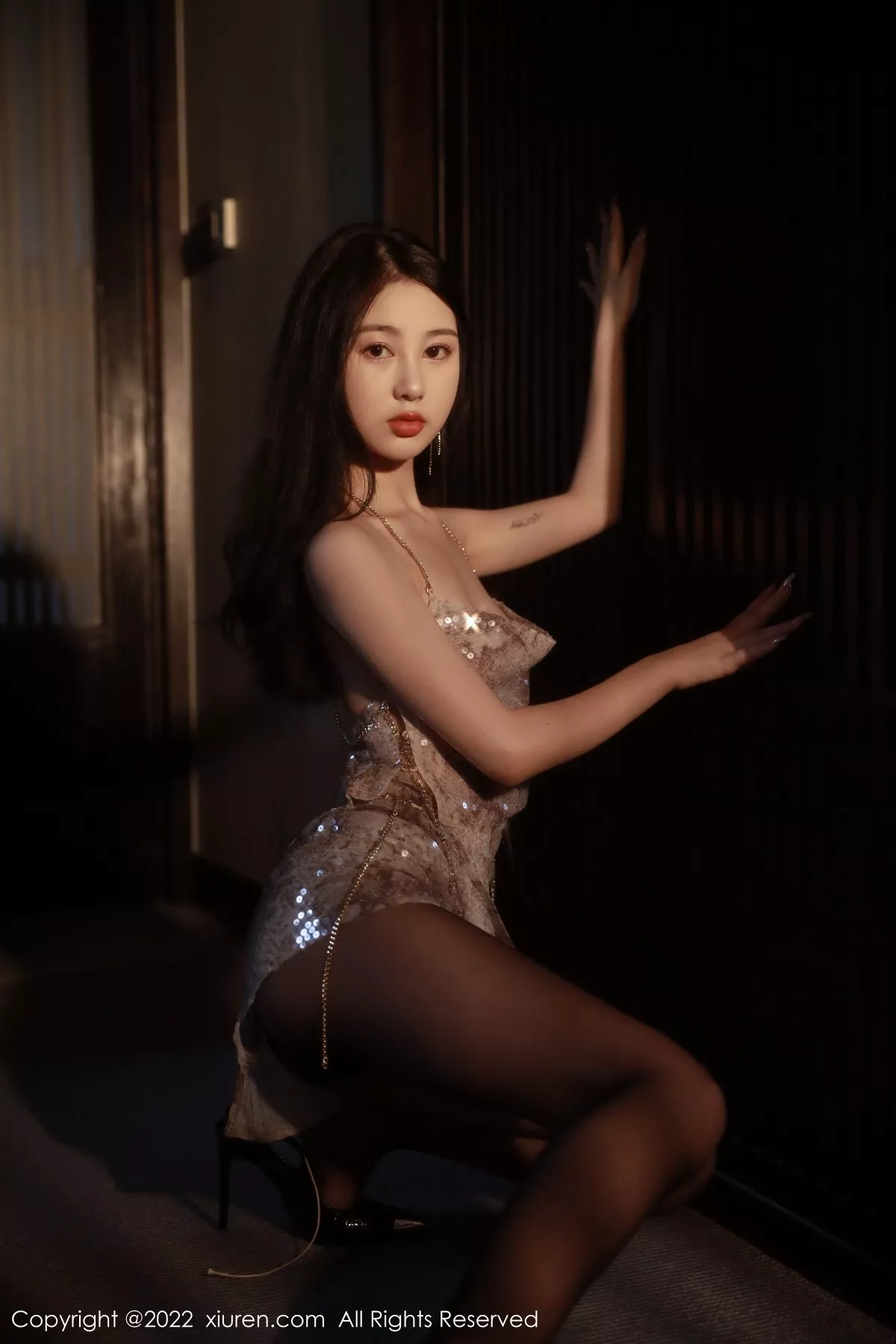 秀人集.com_[XiuRen秀人网]No.5632_模特谢晚晚性感浅色闪亮吊带裙配超薄黑丝秀完美身材诱惑写真91P