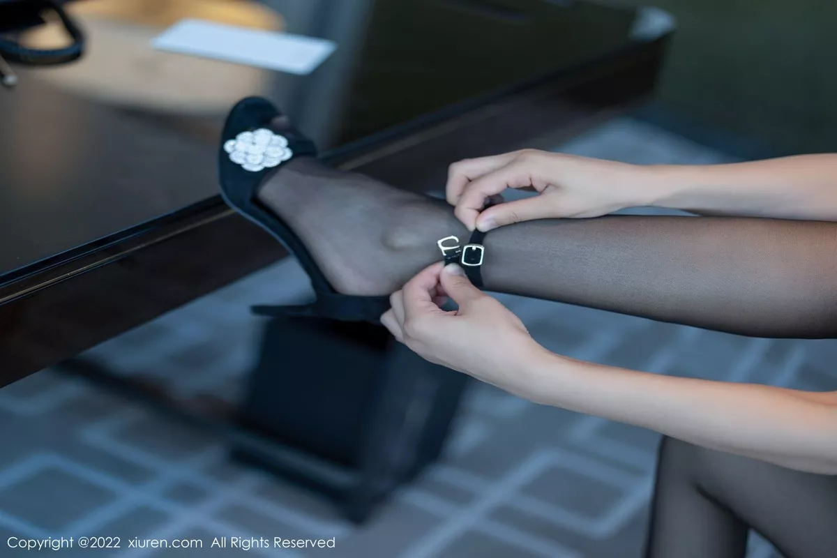 秀人集.com_[XiuRen秀人网]No.5635_女神刘钰儿成都旅拍性感白T配黑短裙露开档黑丝极致魅惑写真74P