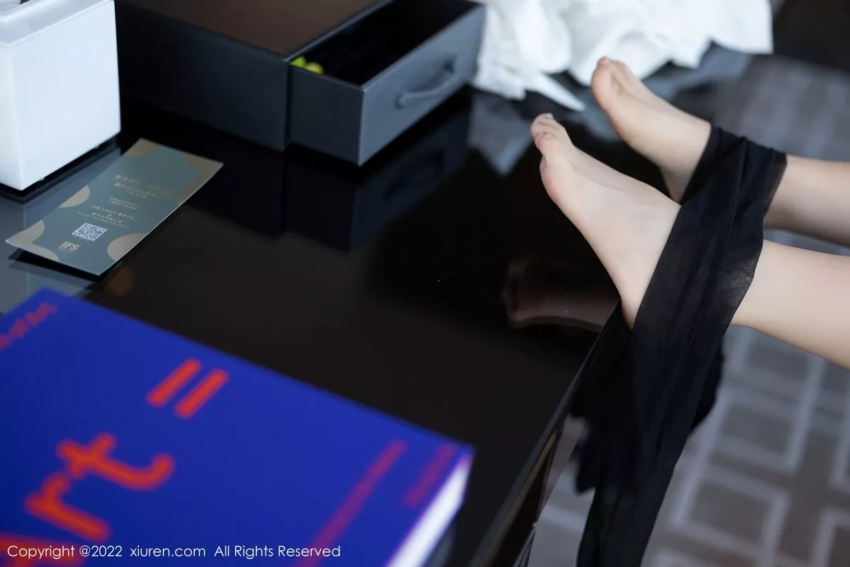 秀人集.com_[XiuRen秀人网]No.5635_女神刘钰儿成都旅拍性感白T配黑短裙露开档黑丝极致魅惑写真74P