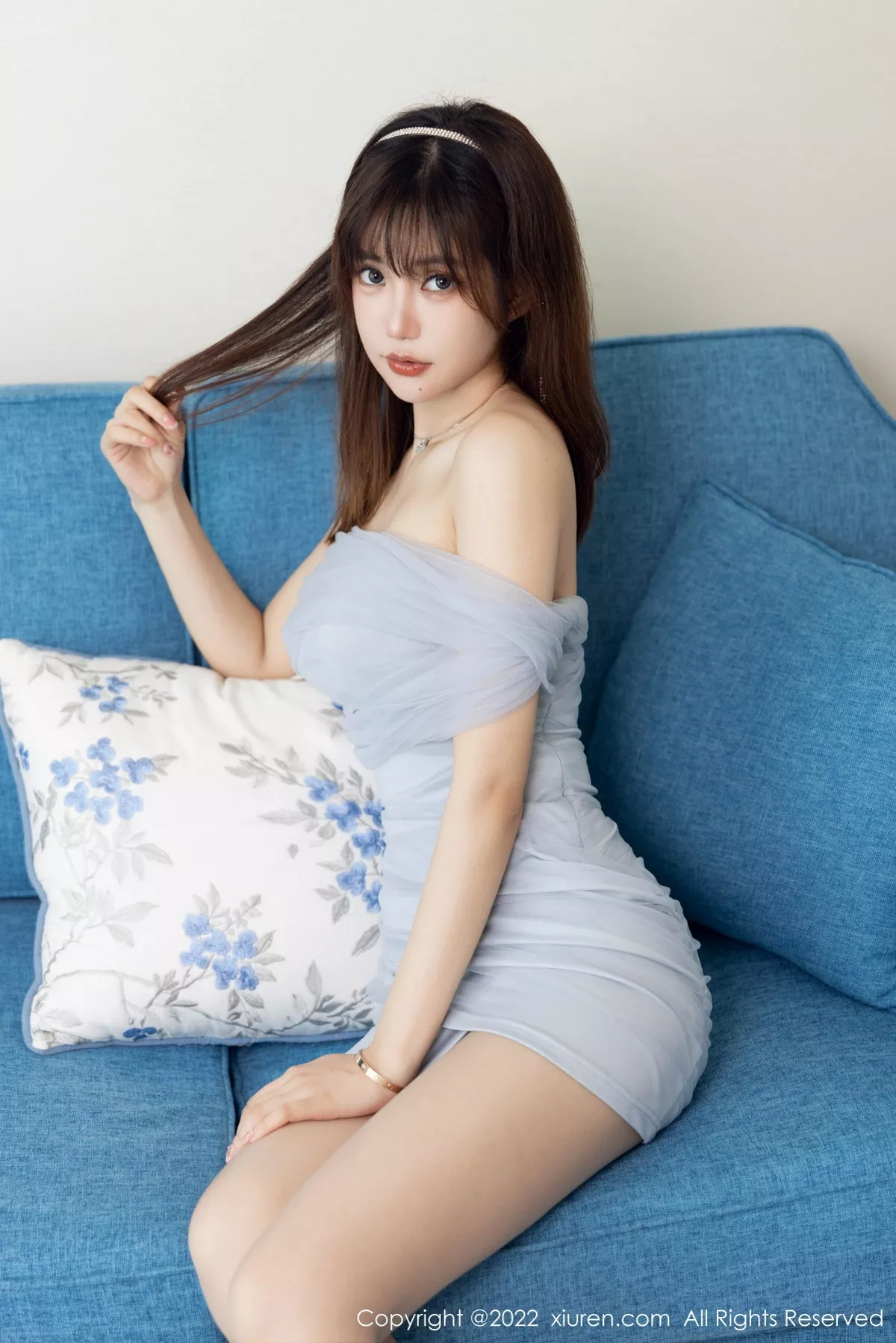 秀人集.com_[XiuRen秀人网]No.5744_女神绮里嘉ula浅灰色露肩连衣短裙配超薄无内灰丝极致诱惑写真104P