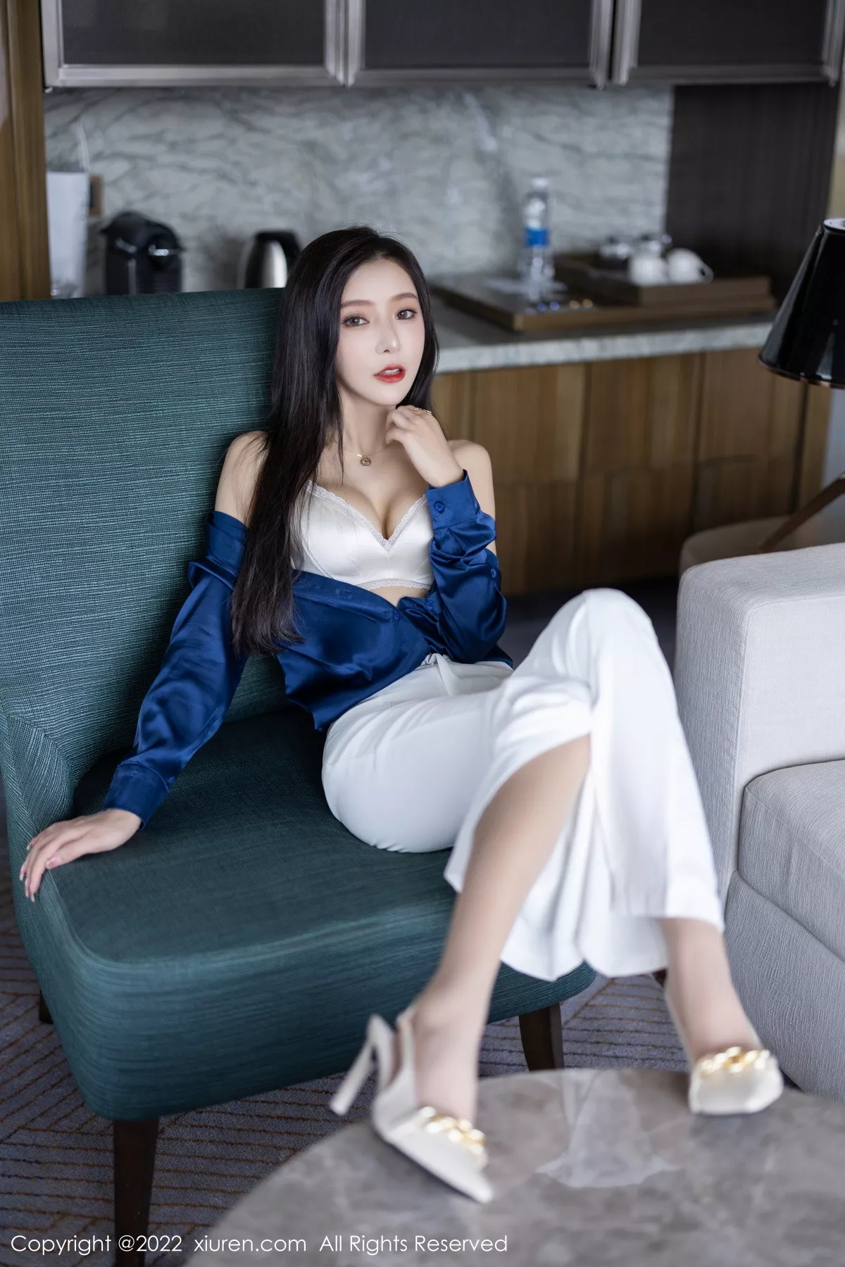 秀人集.com_[XiuRen秀人网]No.5790_女神王馨瑶yanni蓝色上衣配白长裤半脱露性感内衣迷人诱惑写真90P