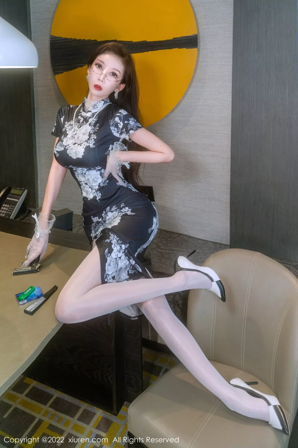 秀人集.com_[XiuRen秀人网]No.5784_长腿御姐陈怡曼性感黑色旗袍配超薄闪亮肉丝露蕾丝内衣诱惑写真65P