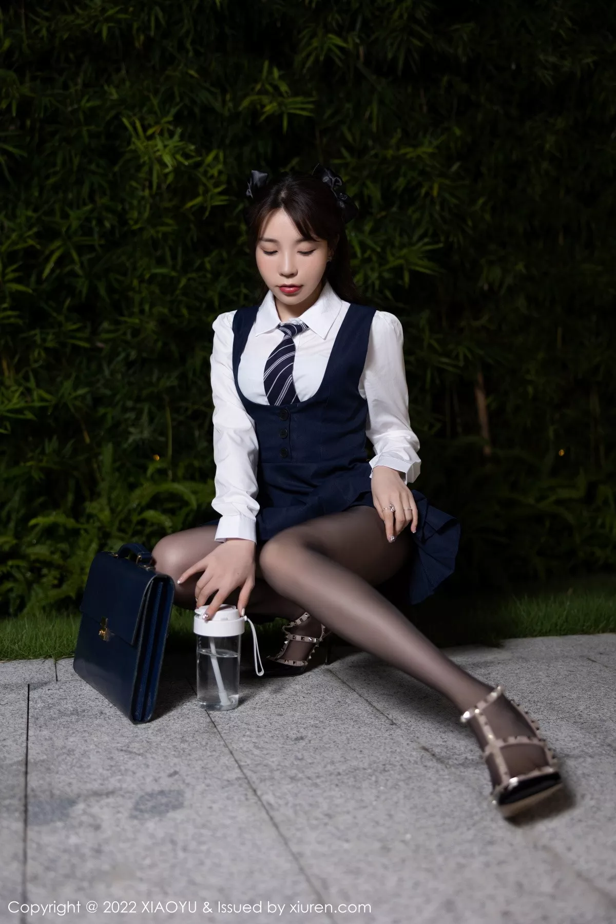 秀人集.com_[XiaoYu画语界]Vol.894_女神徐莉芝Booty深蓝背带裙配超薄黑丝半脱露性感内衣诱惑写真72P