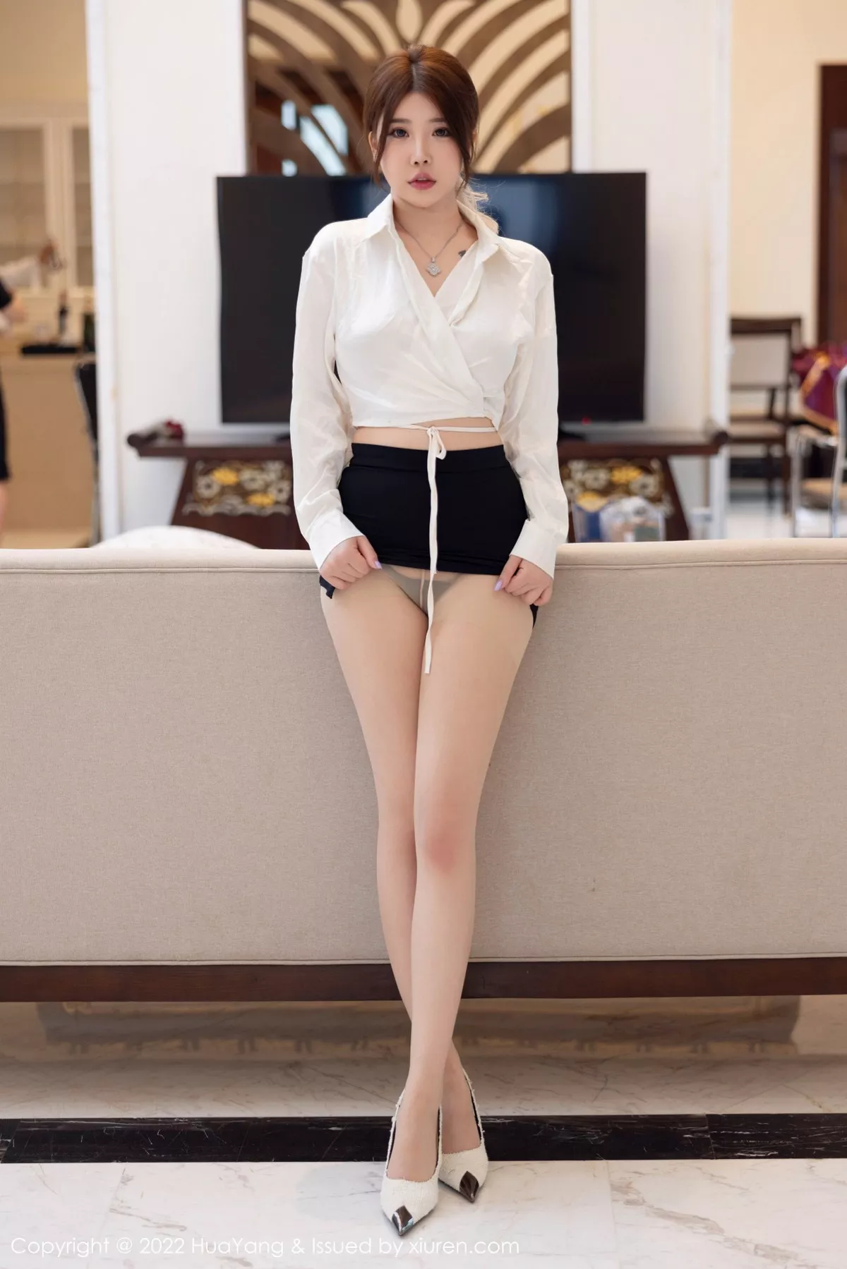 秀人集.com_[HuaYang花漾]Vol.516_模特小海臀Rena西双版纳旅拍黑短裙下无内肉丝秀翘臀诱惑写真83P