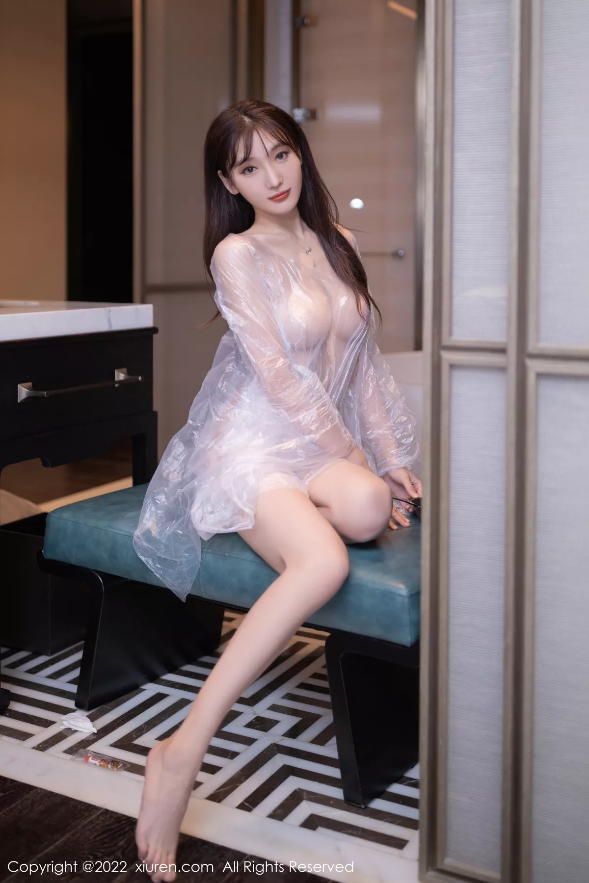 秀人集.com_[XiuRen秀人网]No.5805_模特陆萱萱北京旅拍染发主题白色薄透胶衣秀火辣身材诱惑写真72P