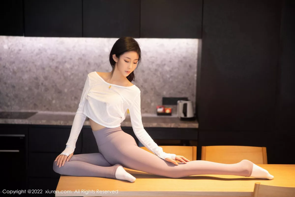 秀人集.com_[XiuRen秀人网]No.5799_新人模特苏苏阿白上衣配灰色瑜伽裤秀曼妙绝美姿态撩人诱惑写真93P
