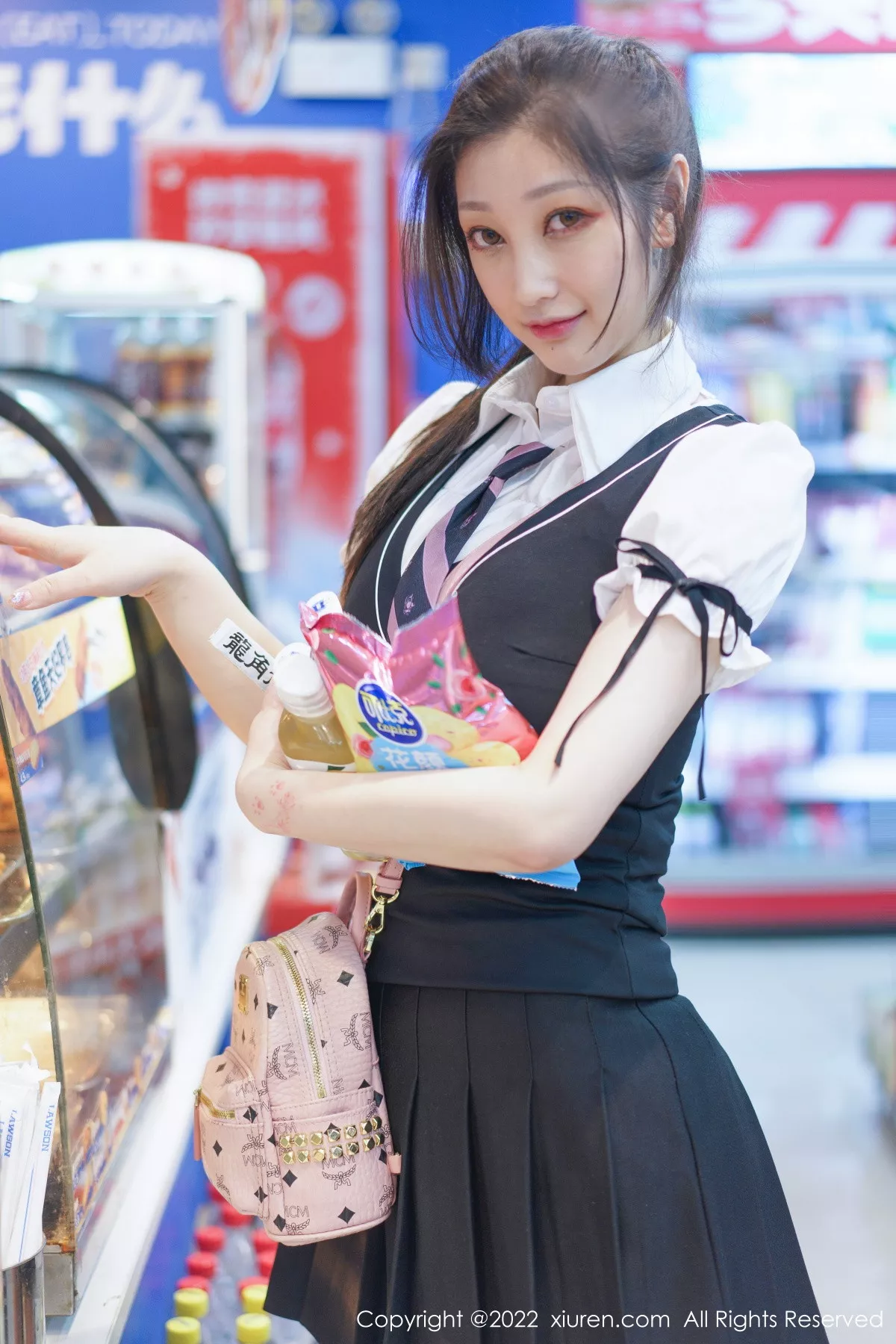 秀人集.com_[XiuRen秀人网]No.5807_女神妲己_Toxic十月心愿旅拍性感学妹制服露黑色内衣诱惑写真69P