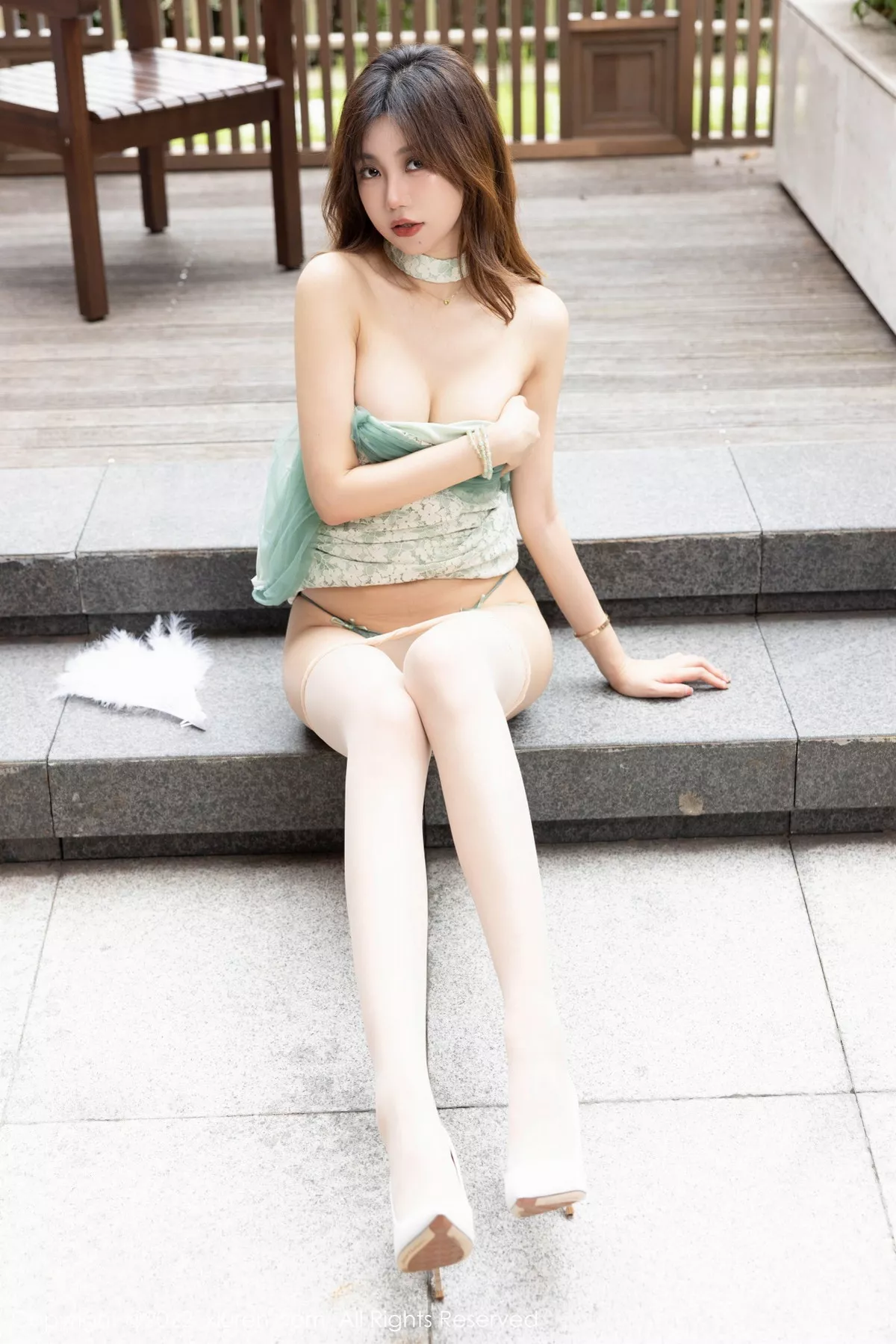 秀人集.com_[XiuRen秀人网]No.5809_女神绮里嘉ula浅色露肩连衣裙露绿色蕾丝情趣内衣撩人诱惑写真70P