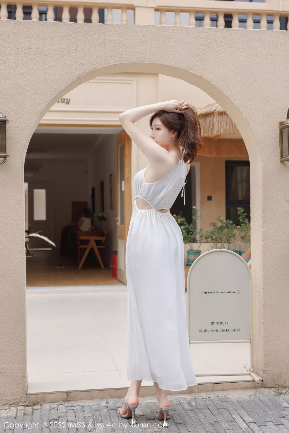 秀人集.com_[IMISS爱蜜社]Vol.706_气质女神Lynn刘奕宁户外场景性感白色长裙秀曼妙身材迷人写真41P