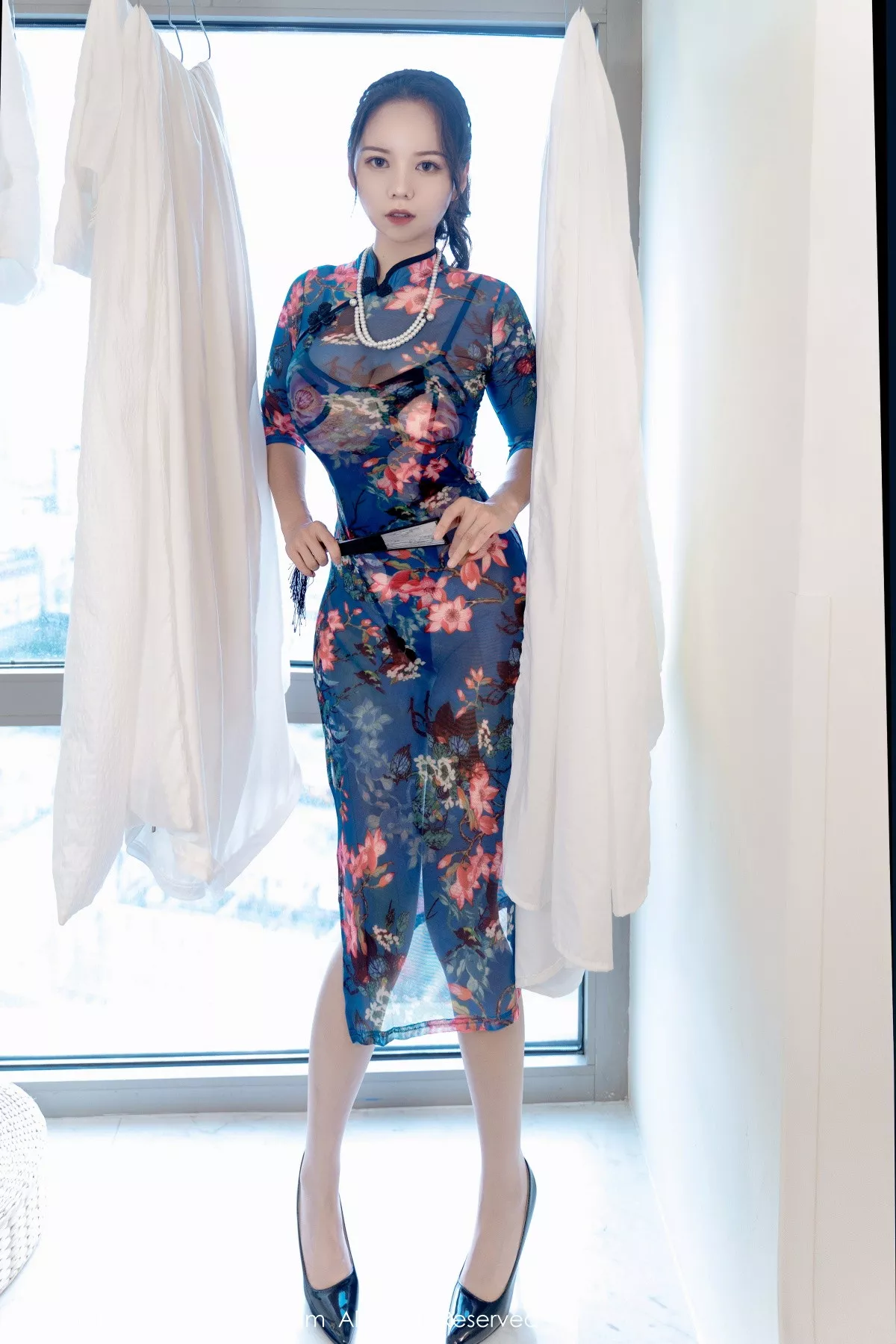 秀人集.com_[XiuRen秀人网]No.5819_模特大美妞儿私房半脱薄透旗袍露性感内衣配蕾丝肉袜诱惑写真63P