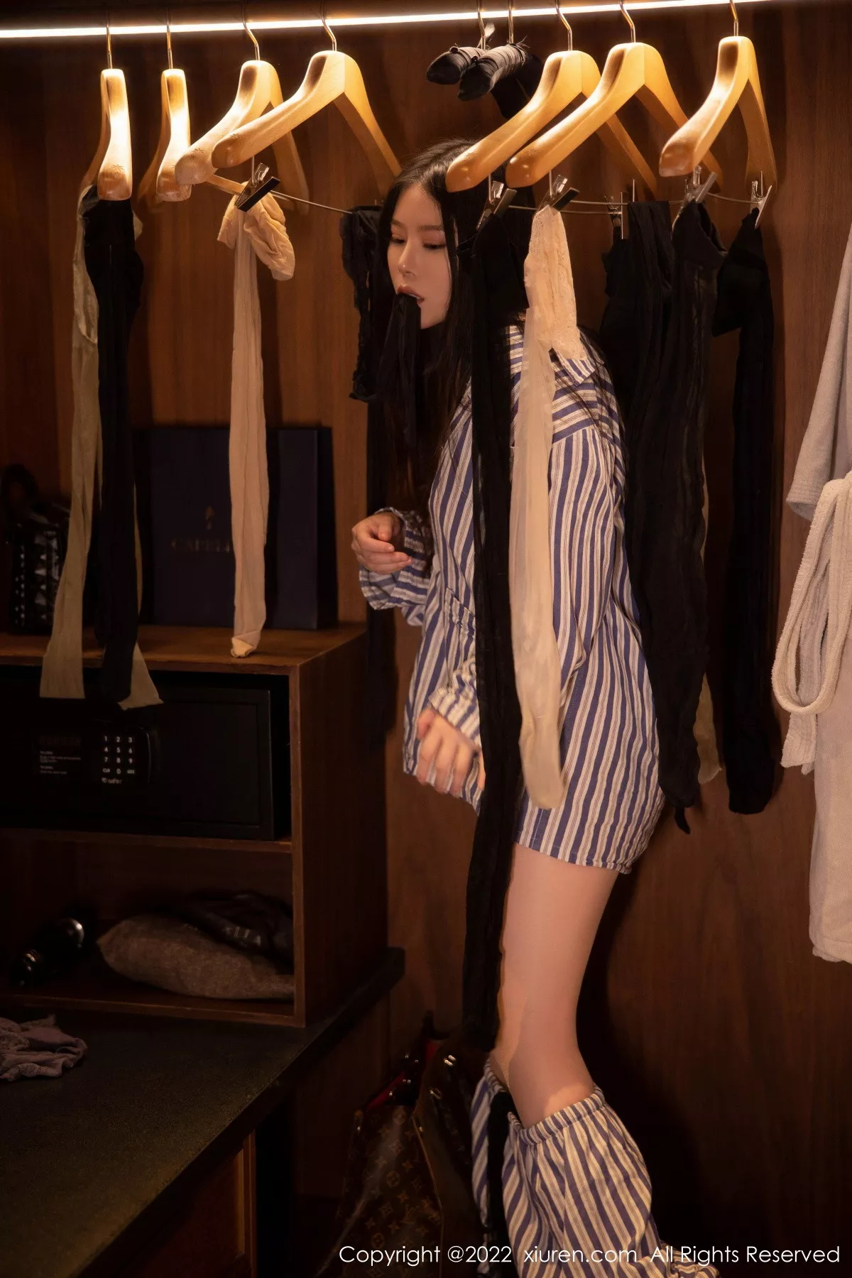 秀人集.com_[XiuRen秀人网]No.5820_模特白茹雪私房脱竖条衬衫露性感粉色内衣配超薄肉丝诱惑写真82P