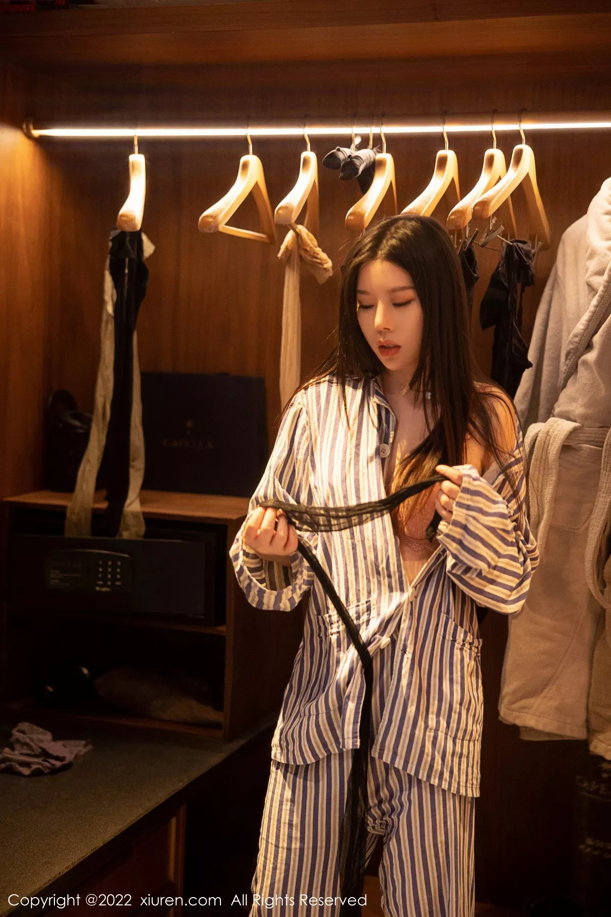 秀人集.com_[XiuRen秀人网]No.5820_模特白茹雪私房脱竖条衬衫露性感粉色内衣配超薄肉丝诱惑写真82P