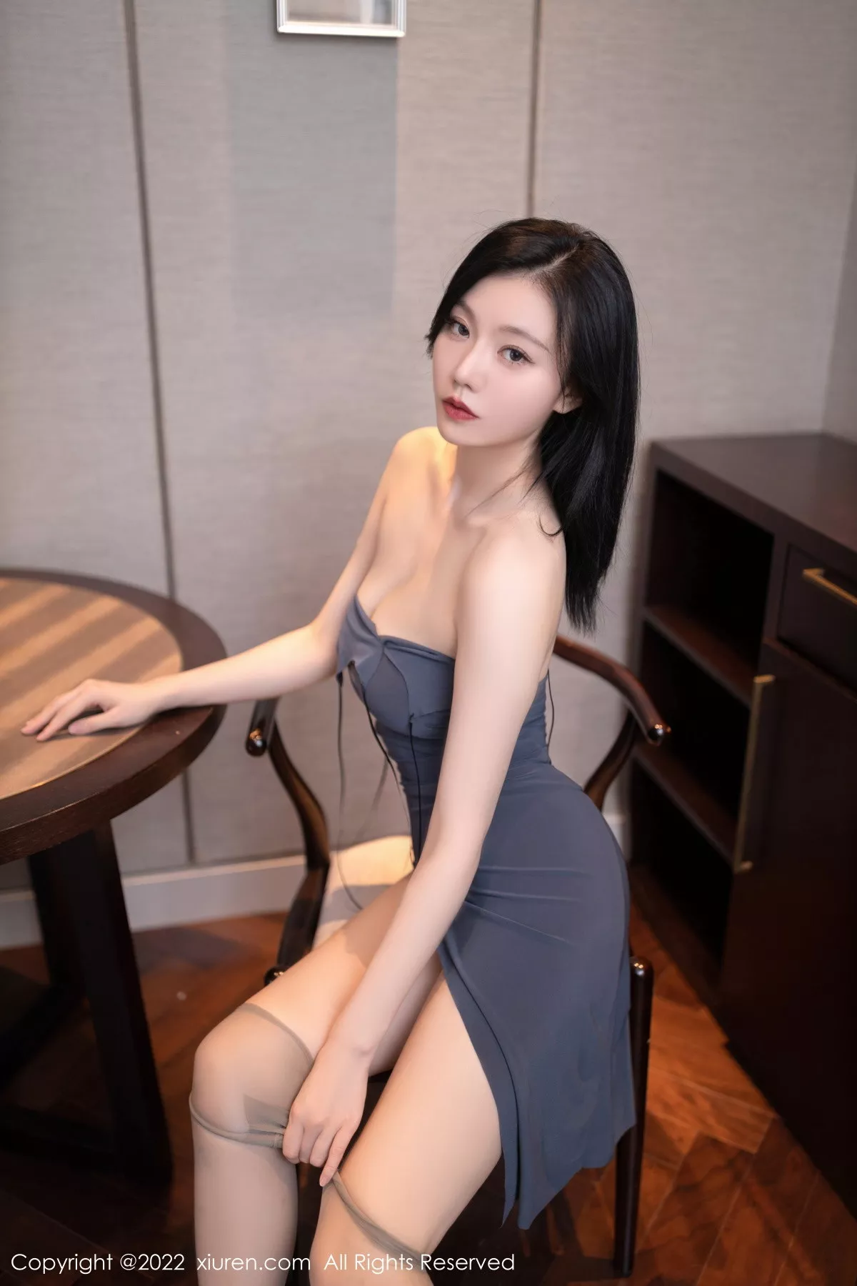 秀人集.com_[XiuRen秀人网]No.5824_模特安然anran北京旅拍蓝灰色连衣短裙秀曼妙身姿迷人诱惑写真90P