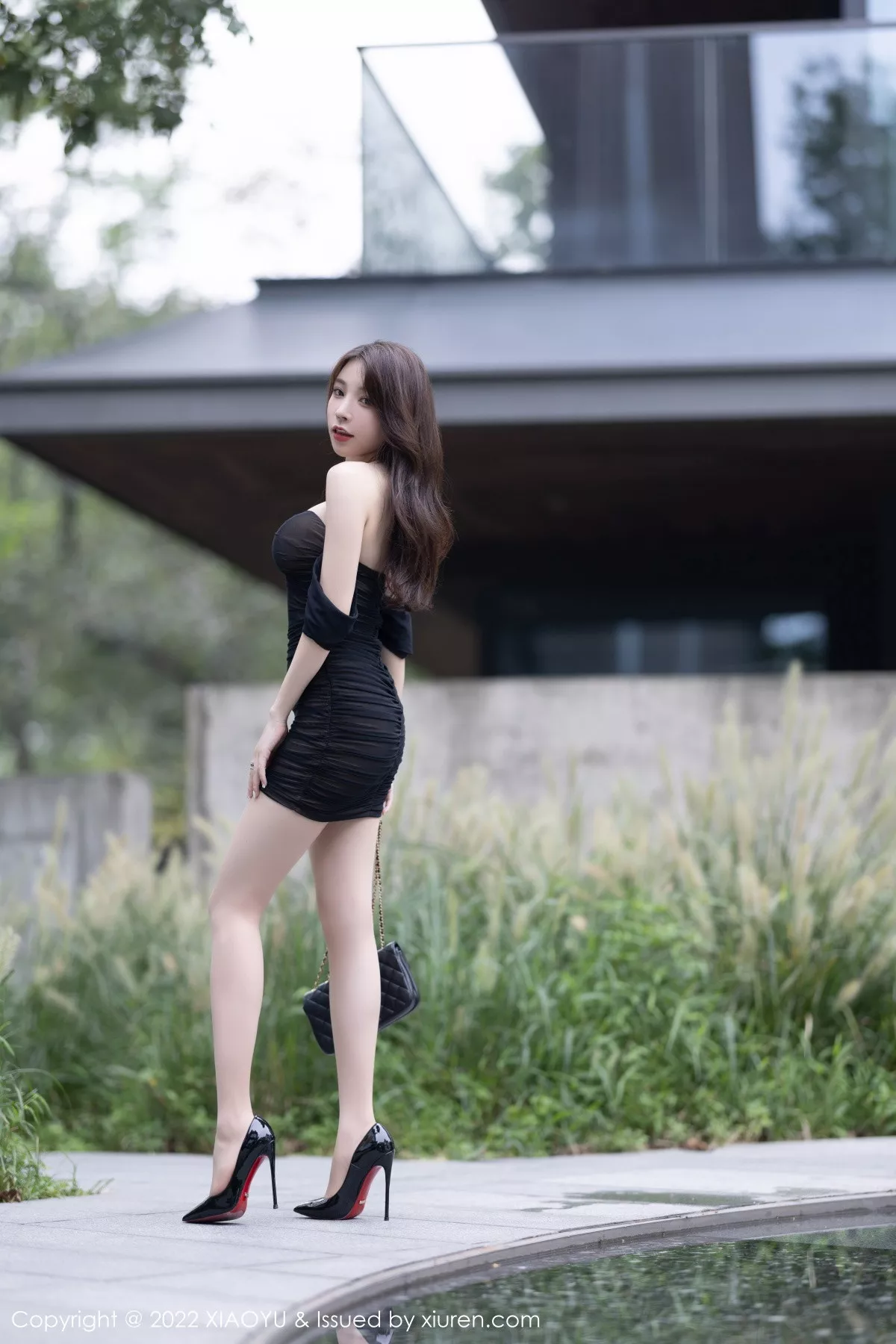 秀人集.com_[XiaoYu画语界]Vol.888_女神徐莉芝Booty黑色露肩连衣裙配超薄肉丝秀完美身材诱惑写真86P