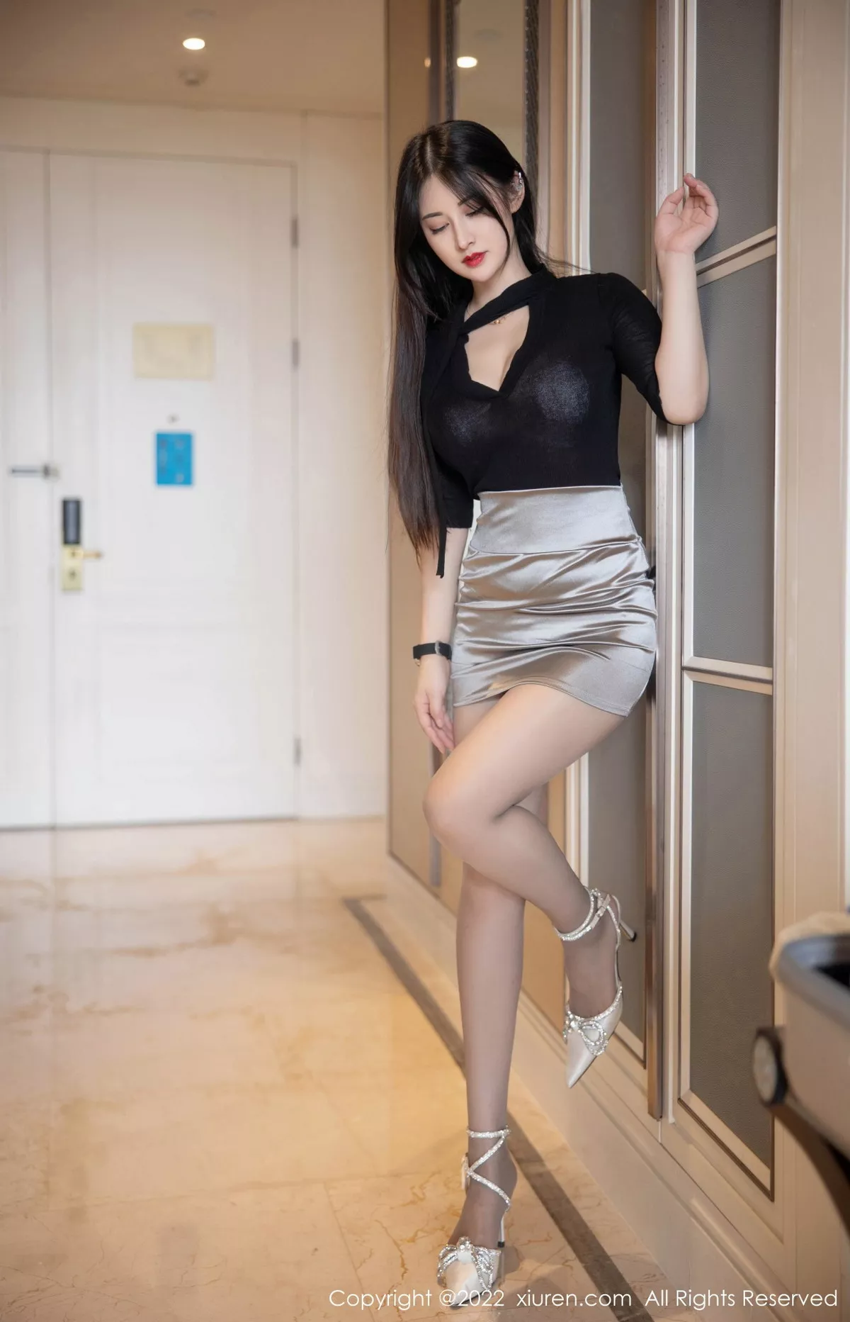 秀人集.com_[XiuRen秀人网]No.5829_模特诗诗kiki黑色上衣配浅灰色短裙露性感蕾丝内衣惹火诱惑写真92P