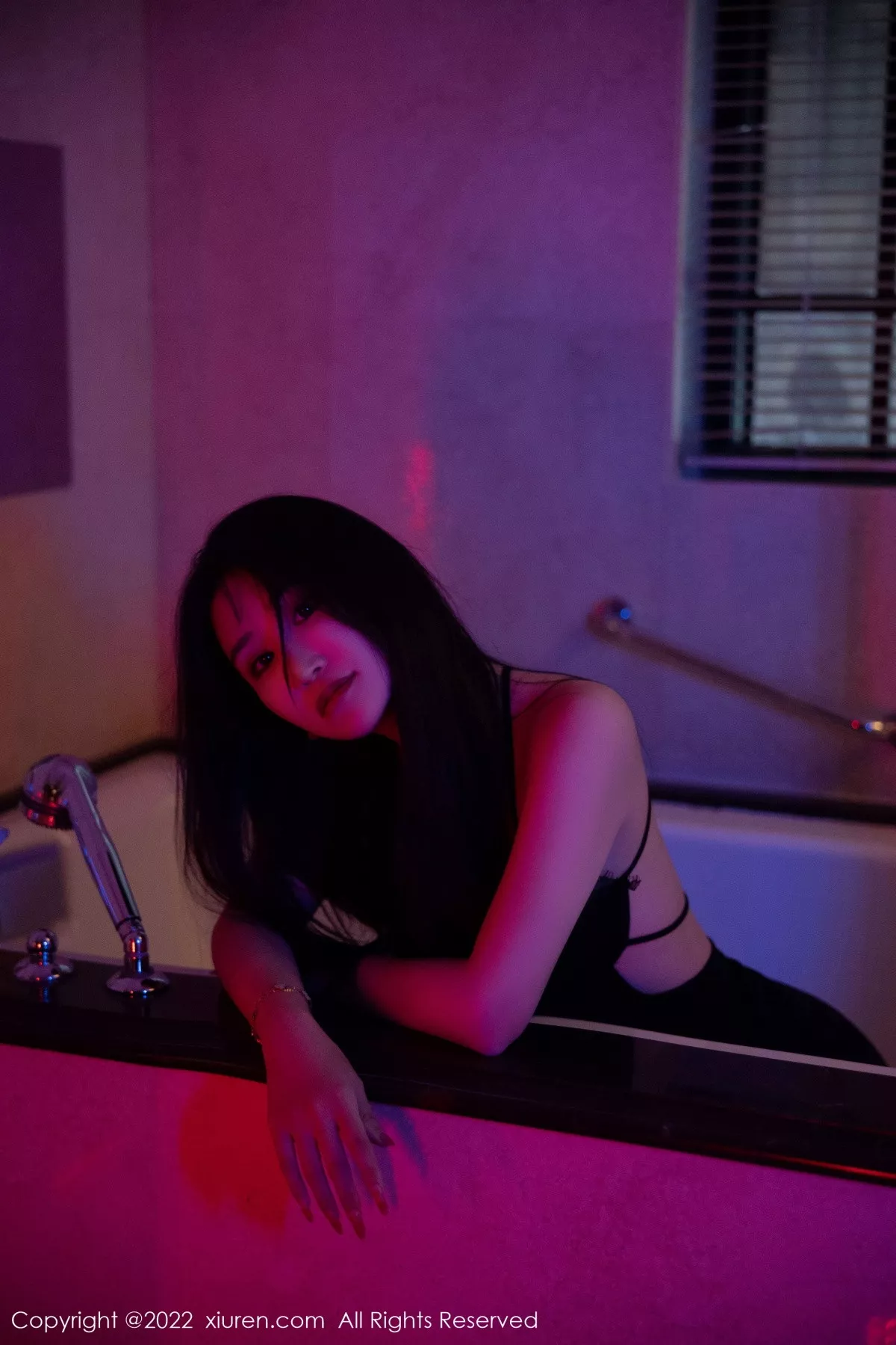 秀人集.com_[XiuRen秀人网]No.5833_新人模特司柠性感黑色吊带短裙配超薄无内黑丝秀翘臀诱惑写真63P