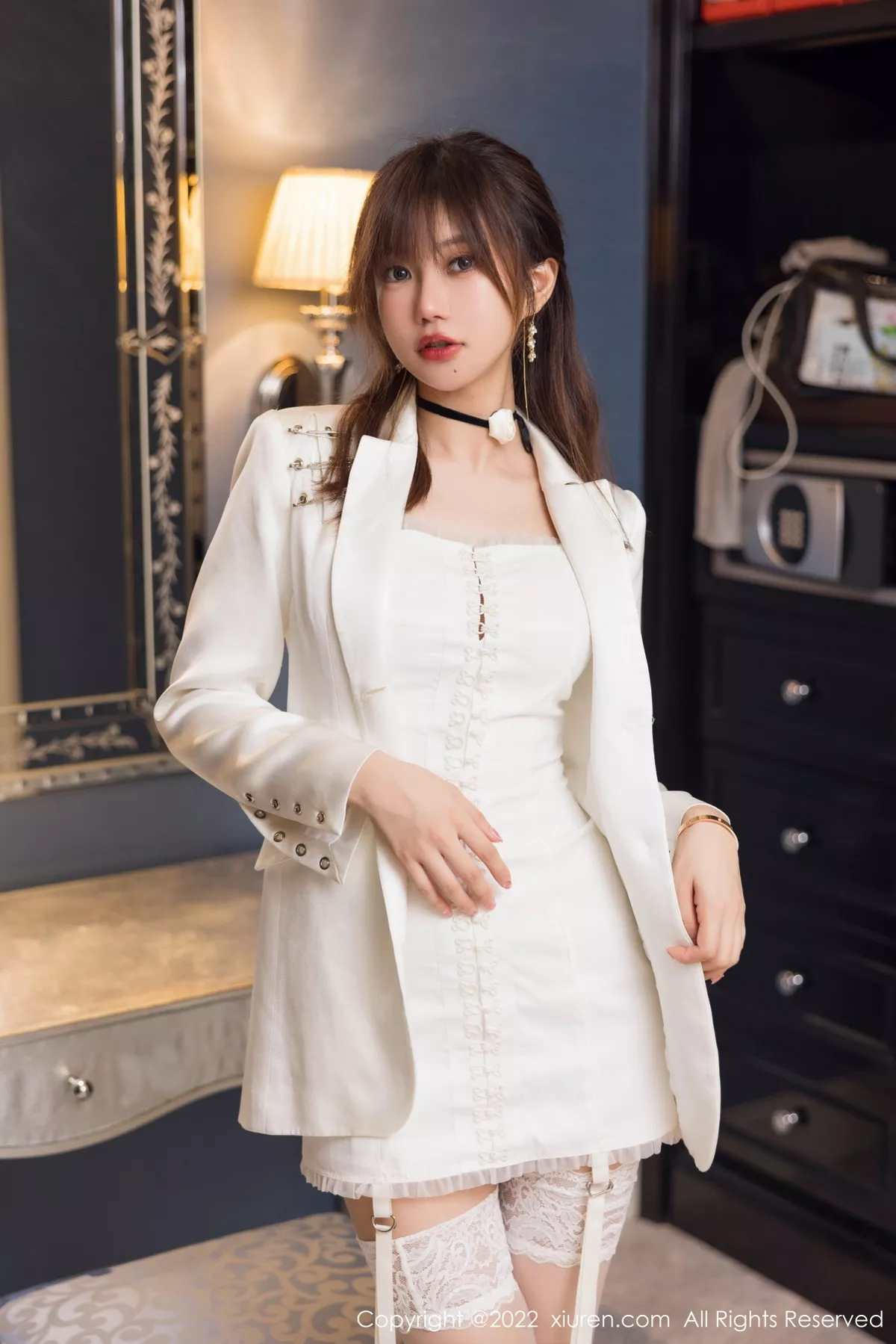 秀人集.com_[XiuRen秀人网]No.5845_女神绮里嘉ula白色吊带短裙配白色蕾丝袜秀婀娜身段诱惑写真71P