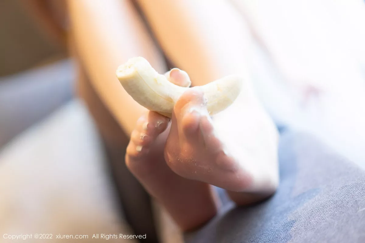 秀人集.com_[XiuRen秀人网]No.5853_模特是小逗逗醉酒主题淡黄上衣配短裙露粉红蕾丝内衣诱惑写真72P