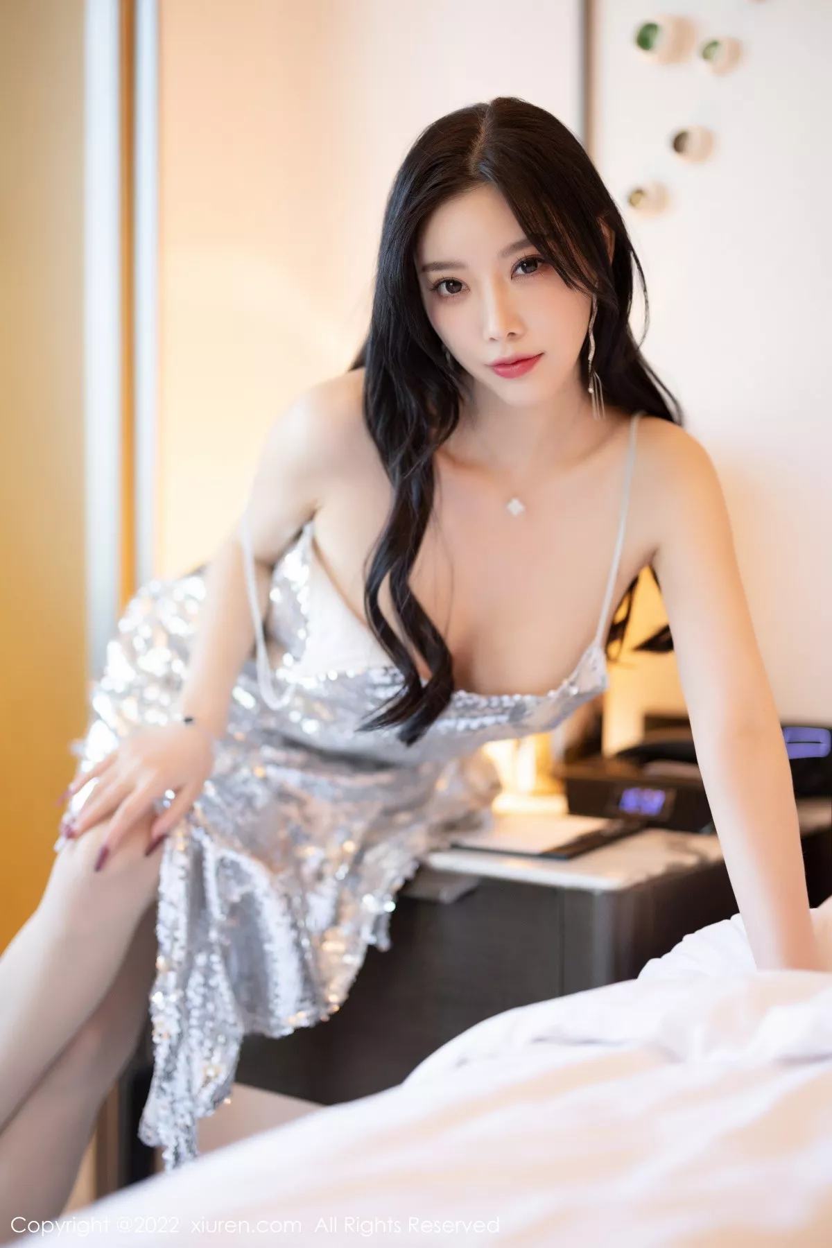 秀人集.com_[XiuRen秀人网]No.5860_女神杨晨晨Yome性感银色吊带短裙露黑色蕾丝内衣惹火诱惑写真81P