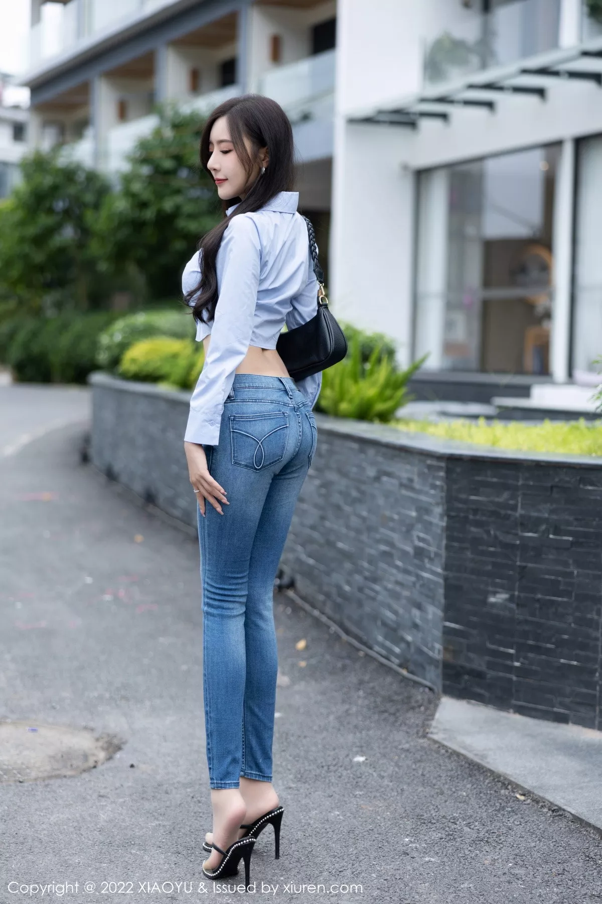 秀人集.com_[XiaoYu画语界]Vol.904_女神王馨瑶yanni杭州旅拍浅蓝T恤配牛仔裤露白色内衣诱惑写真88P