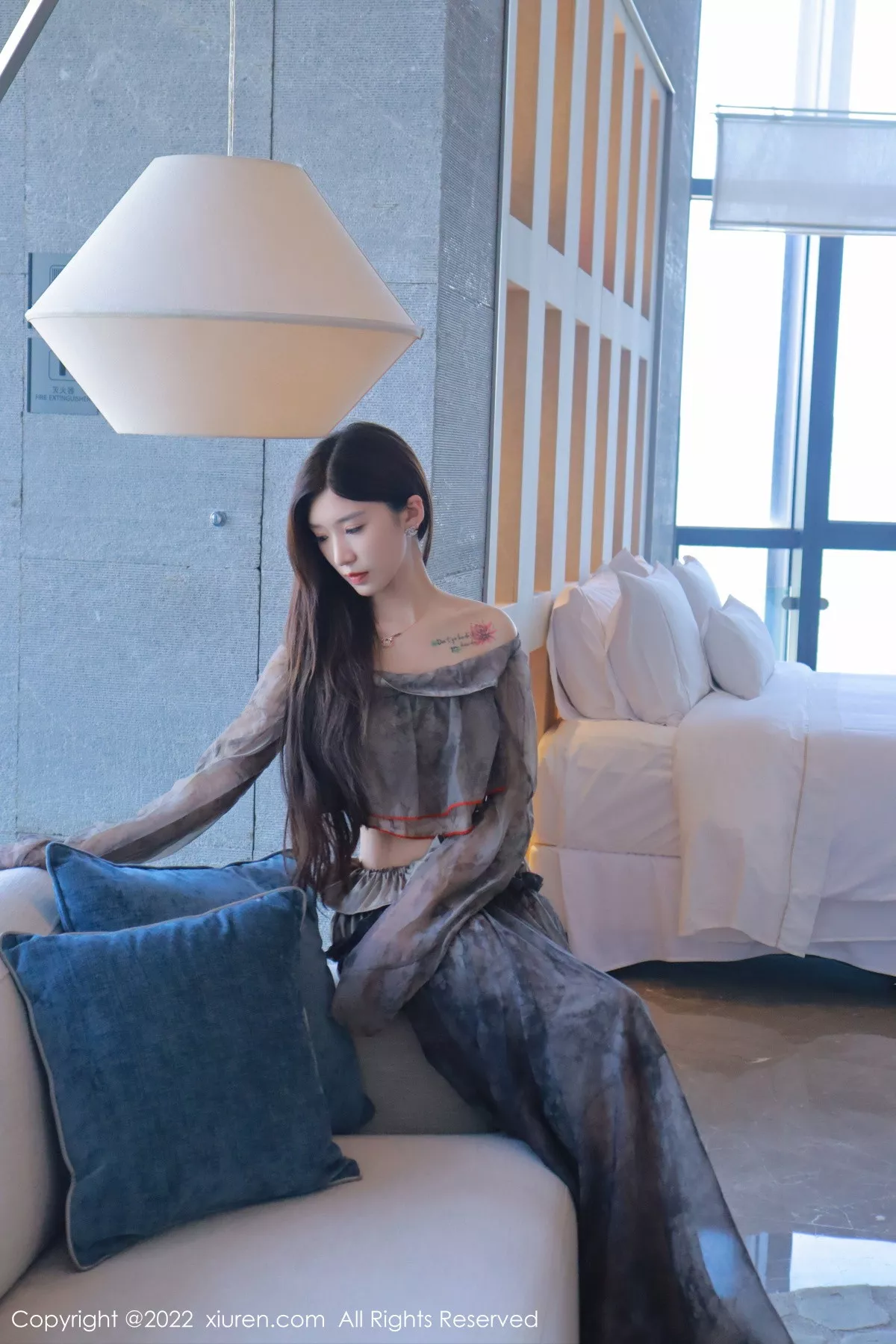 秀人集.com_[XiuRen秀人网]No.5857_模特hebe韩心雨暗灰色上衣配性感长裙露丁字裤秀翘臀诱惑写真50P