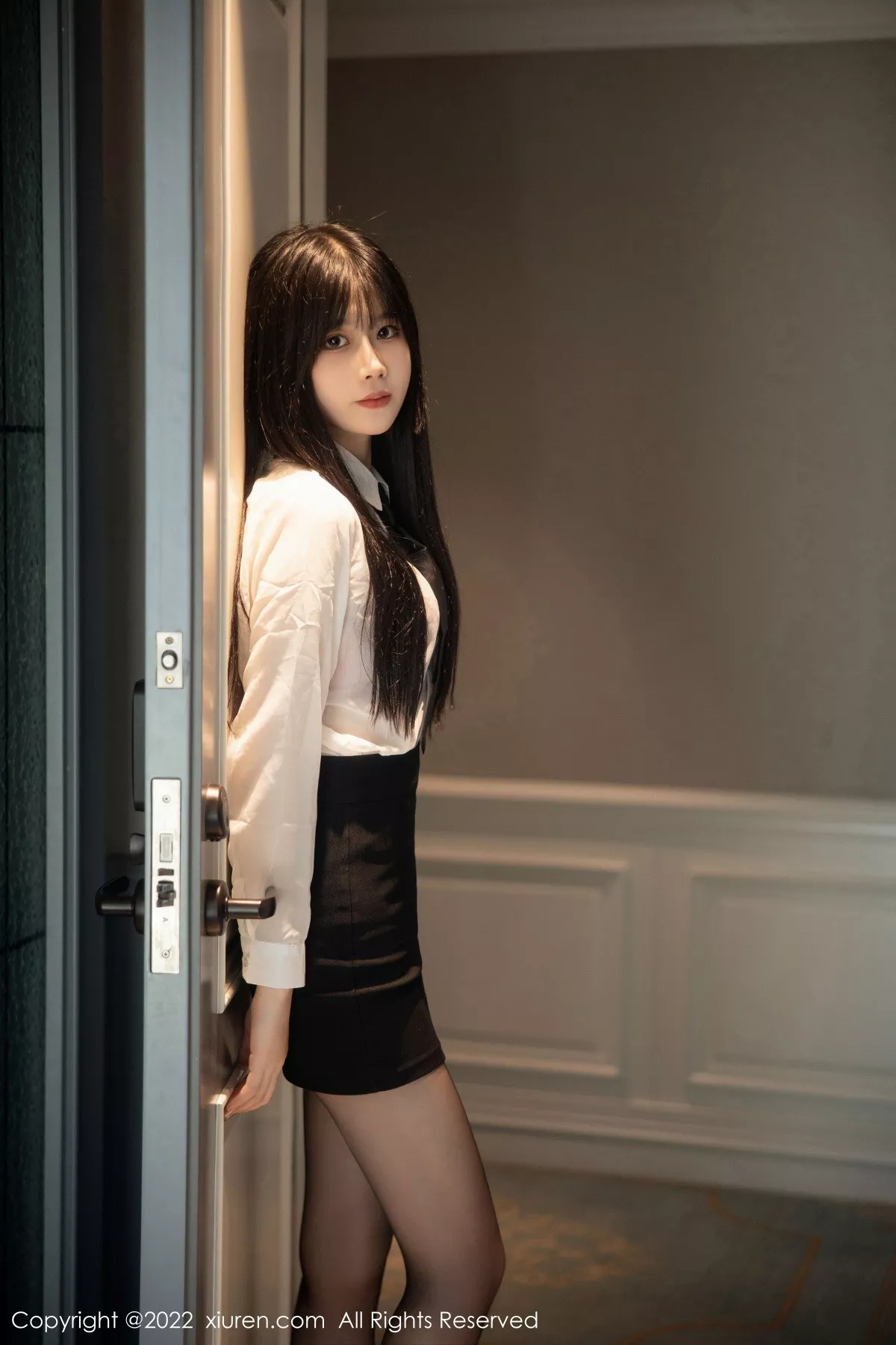 秀人集.com_[XiuRen秀人网]No.5861_模特77qiqi白色轻透衣配黑短裙露粉红蕾丝内衣超薄黑丝诱惑写真79P