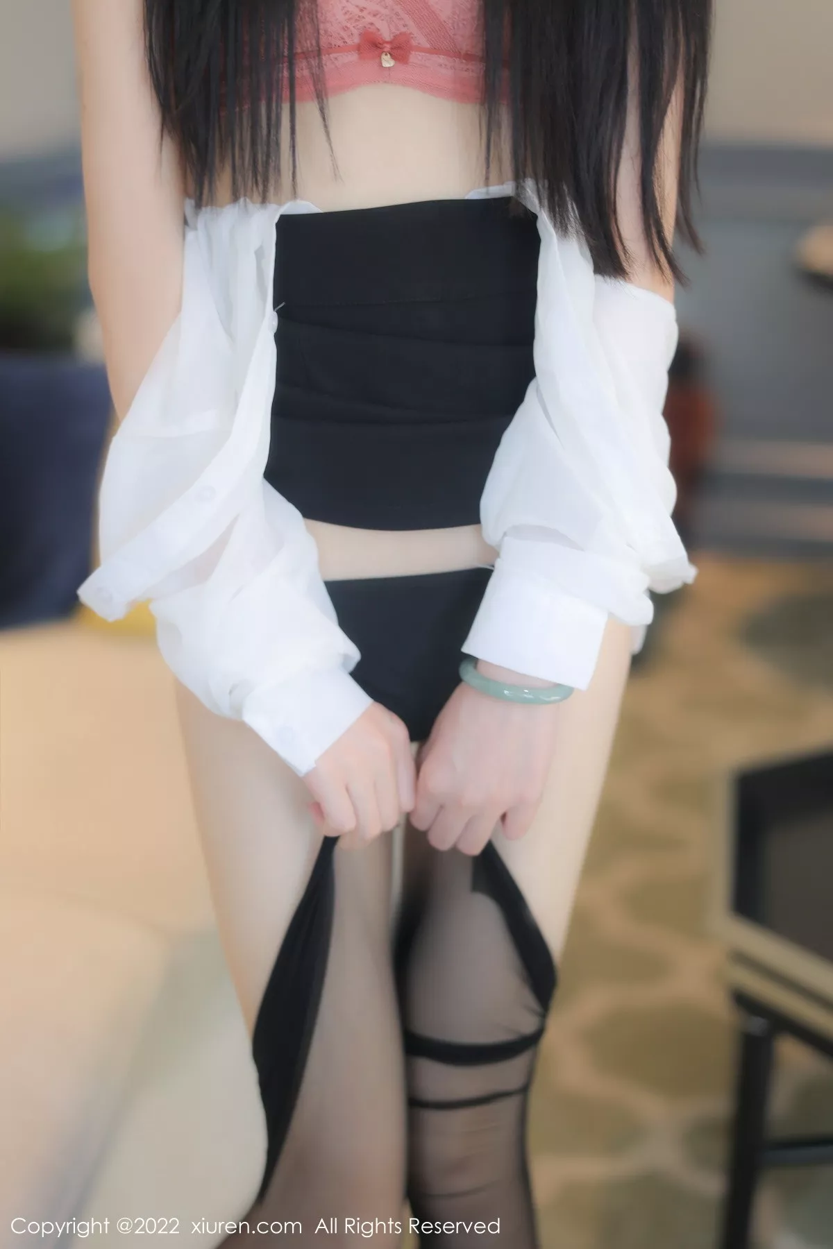 秀人集.com_[XiuRen秀人网]No.5861_模特77qiqi白色轻透衣配黑短裙露粉红蕾丝内衣超薄黑丝诱惑写真79P