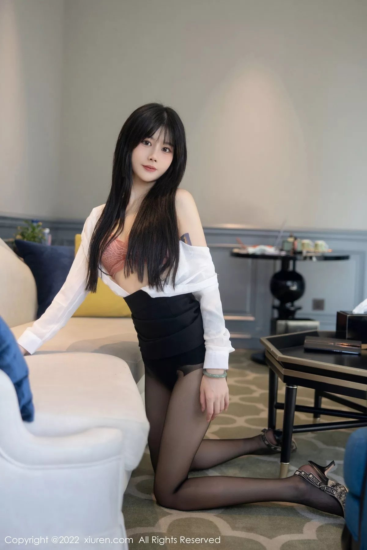 秀人集.com_[XiuRen秀人网]No.5861_模特77qiqi白色轻透衣配黑短裙露粉红蕾丝内衣超薄黑丝诱惑写真79P