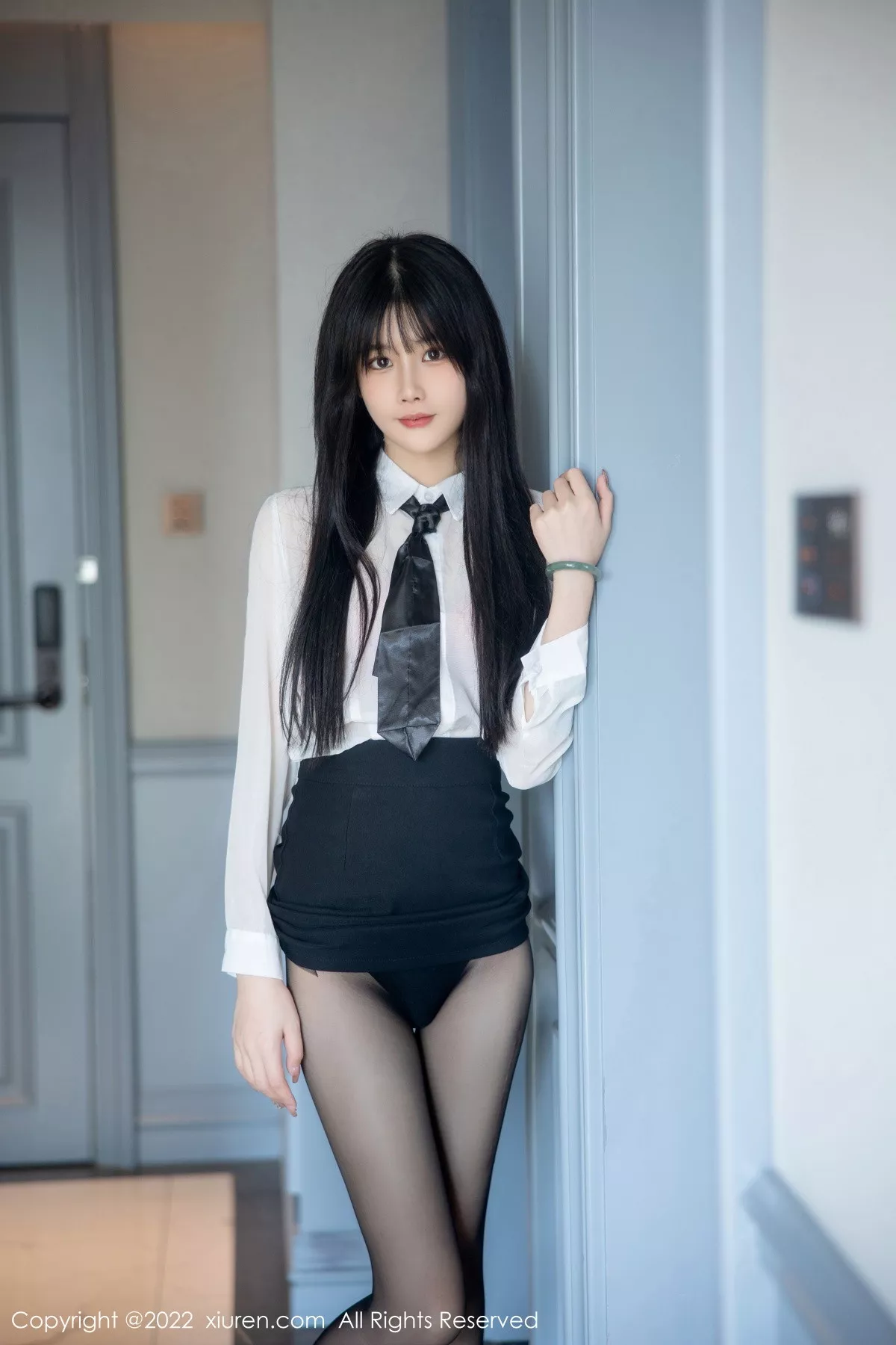 秀人集.com_[XiuRen秀人网]No.5861_模特77qiqi白色轻透衣配黑短裙露粉红蕾丝内衣超薄黑丝诱惑写真79P