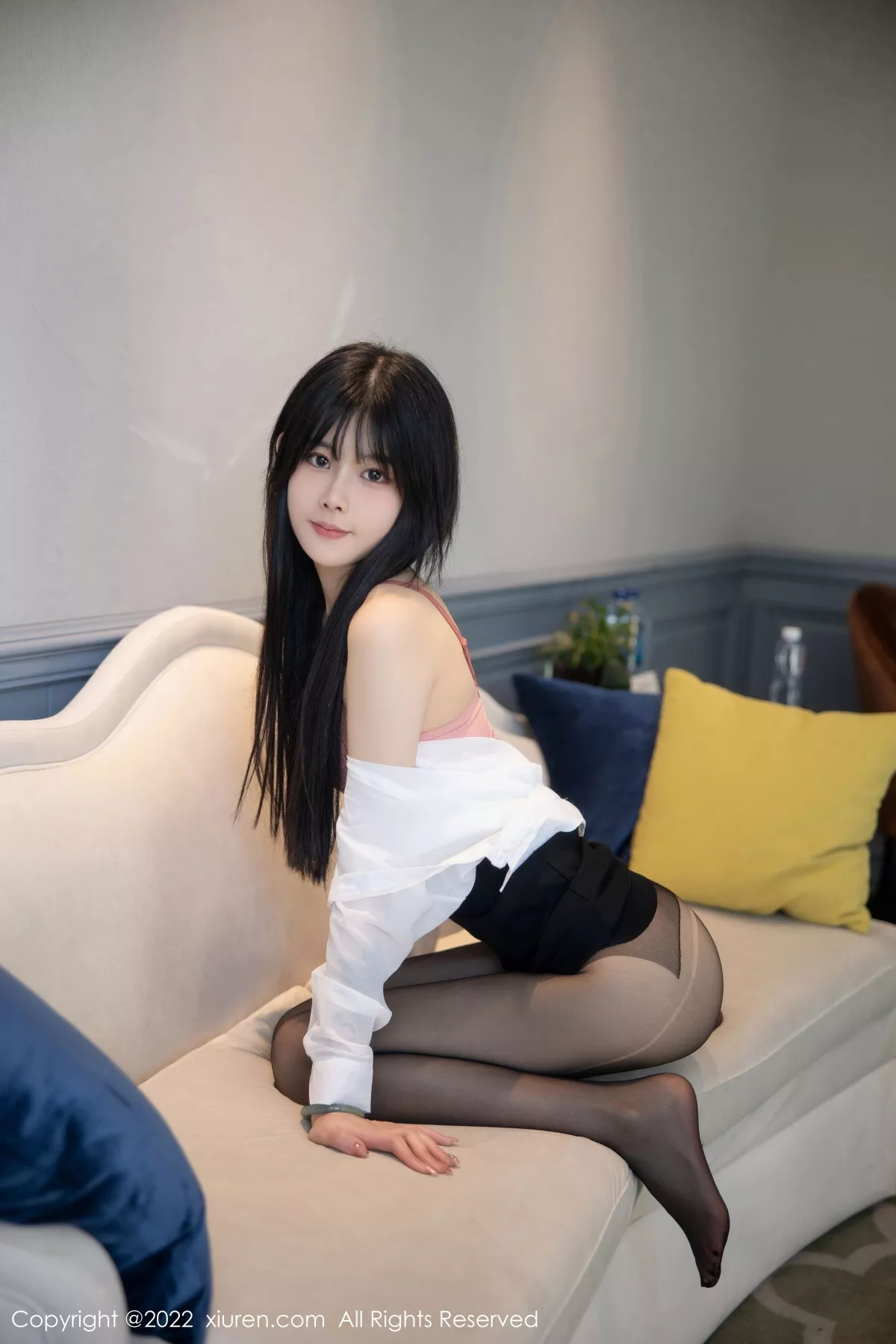 秀人集.com_[XiuRen秀人网]No.5861_模特77qiqi白色轻透衣配黑短裙露粉红蕾丝内衣超薄黑丝诱惑写真79P