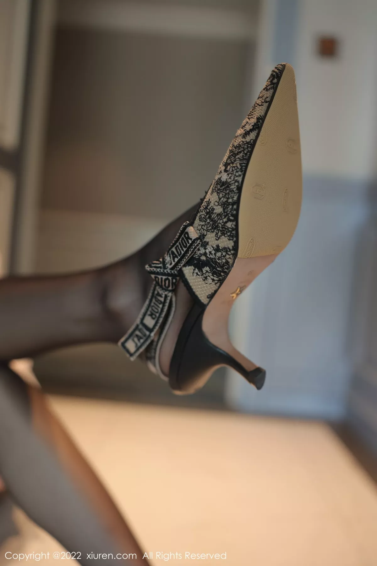 秀人集.com_[XiuRen秀人网]No.5861_模特77qiqi白色轻透衣配黑短裙露粉红蕾丝内衣超薄黑丝诱惑写真79P