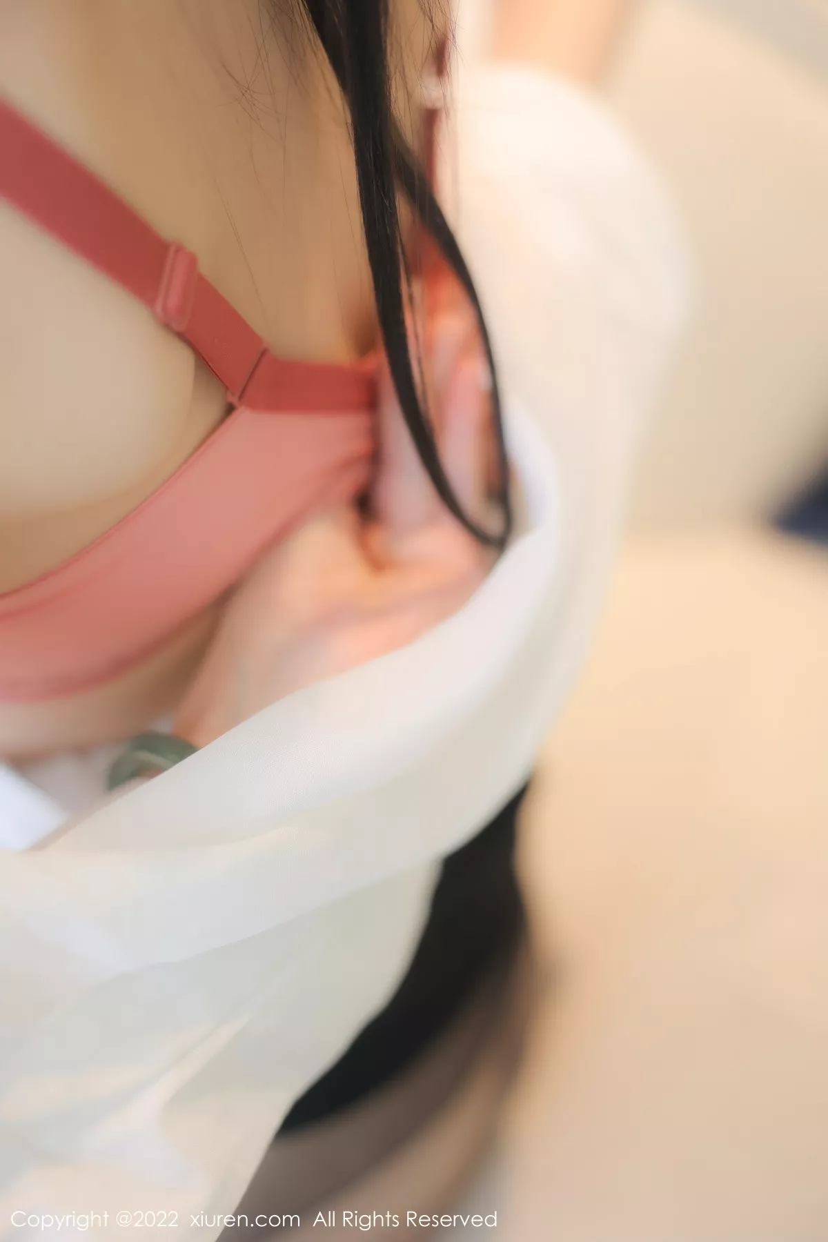 秀人集.com_[XiuRen秀人网]No.5861_模特77qiqi白色轻透衣配黑短裙露粉红蕾丝内衣超薄黑丝诱惑写真79P