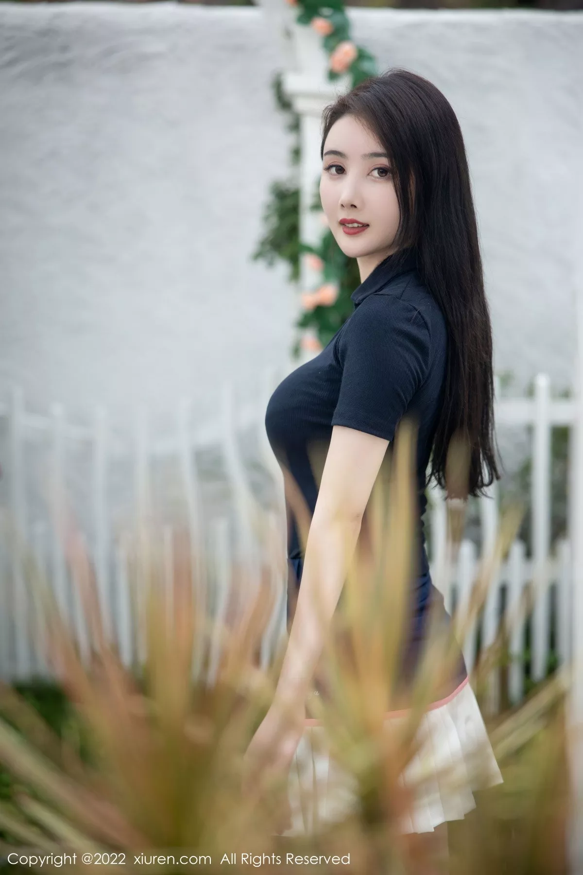 秀人集.com_[XiuRen秀人网]No.5870_模特Summer宝宝深色上衣配白短裙露性感粉色蕾丝内衣诱惑写真54P