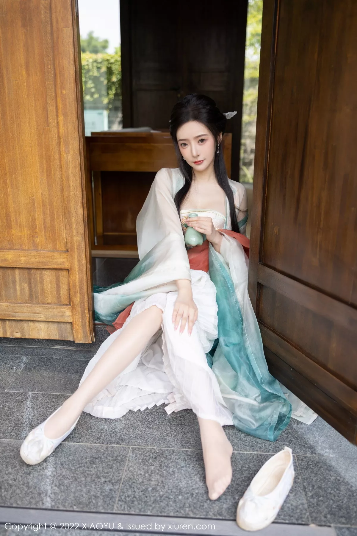 秀人集.com_[XiaoYu画语界]Vol.889_女神王馨瑶yanni杭州旅拍户外场景性感浅色古装服迷人诱惑写真92P